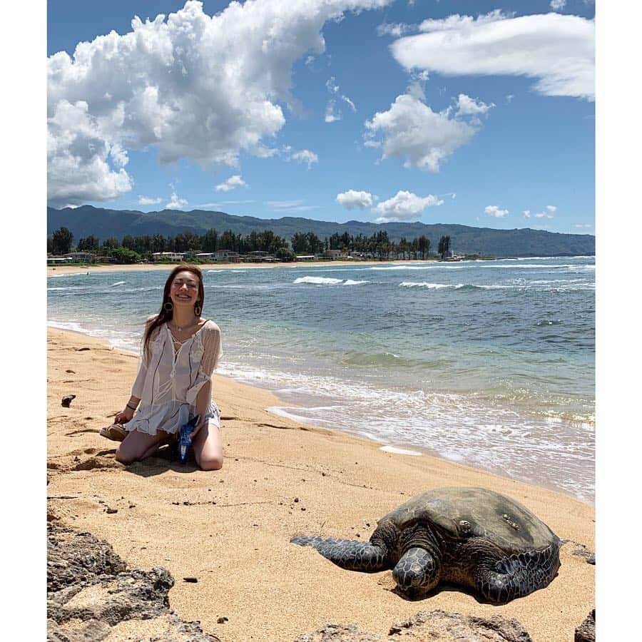 松岡李那さんのインスタグラム写真 - (松岡李那Instagram)「Kissed Honu 😘 ハワイの神様的存在❣️ お昼寝中の野生の海亀さんに会えちゃった☺️👏💕 Happy ㊗️㊗️㊗️ ハワイの言葉でウミガメさんの事をホヌって言うんだって🌈✨ ウミガメさんに会えたら幸運になれるんだって❤️ #ホヌ #loco #northshore #hawaii #honu #goodluck  ウミガメのことをハワイ語で"Honu"（ホヌ）といい、ハワイを含むポリネシア文化圏ではとても神聖な生き物とされていて、神様からの使い・幸運を運んでくれる「海の守り神」などとして大切にされてきました。  昔、海辺で遊んでいる子供達がサメに襲われる事がたくさんあったそうです。神の使いとされているホヌは子供の姿に化けて身代わりになり、子供達を救った。という昔話があるそうです。  また、サーファーをサメから守ったという伝説もあり、サーファーの守り神としても愛されるようになりました。  そういった理由で海での危険や災いから身を守ってくれるお守りとして持つ人も多く、海やサーフィンを愛している人に贈られる事も多いハワイアンジュエリーの中でも人気のモチーフらしいです！」5月6日 12時30分 - linahxoxo