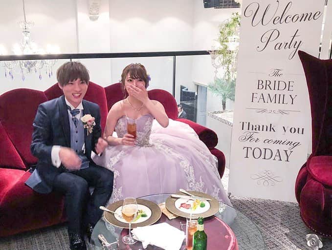 あや猫さんのインスタグラム写真 - (あや猫Instagram)「2019.5.3﻿﻿ 青山のセントグレース大聖堂で、結婚式を行いました💒👰🏻﻿﻿ ﻿﻿ 沢山の方にご参列頂いて本当に幸せな気持ちでいっぱいです。﻿﻿ ﻿﻿ そしてDMやTwitterの方にもお祝いメッセージありがとうございます(；A；)﻿﻿ 全部バッチリ目を通してます！﻿﻿ ﻿﻿ ﻿﻿ こちらの白のドレスはYUMI KATSURAのものでした。 @yumikatsurajapan ﻿ 形がオフショルダーのようになっているデザインのものです。﻿﻿ ラブリーすぎない大人可愛いデザインと、背筋がグッと伸びて姿勢が良く見える所で即決でした👍🏻﻿﻿ さすが桂由美さんブランド。。﻿﻿ ﻿﻿ ﻿﻿ カラードレスはJILLSTUART のもので決めました。﻿ @jillstuartwedding ﻿ もう色、デザインもそうだし細身に見える所が気に入りました...！✨﻿﻿ 元々、色は絶対にラベンダー系が良い！と一年前から決めていました☺️﻿﻿ ﻿ ヘアアクセサリーやヒールはジヨンさんからのプレゼント！✨﻿ ﻿ イヤリングとネックレスは、 @official_mikimoto でレンタルしたものです。﻿ ﻿ ﻿ ﻿ そしてウエルカムボードはインスタでたまたま見つけた @onefinedaywedding さんでオーダーさせて頂きました。﻿ もうどストライクなデザインで一目惚れでした😭✨﻿ 素敵なボードをありがとうございます😭✨﻿ 人気なので、お早めにオーダーするのが良いと思います！﻿ ﻿ ﻿﻿ 式の事は、インスタのタイムラインにはそんなに載せないのでブログの方に見に来て頂けると嬉しいです☺️✨﻿﻿ ウエディング専用アカウントとかも作る予定もございません。﻿﻿ ﻿﻿ 式の時に使った化粧品一式、式のあれこれについて載せています。﻿﻿ 美容面についても、ブログにまとめていきますね😆﻿﻿ ☆━━━━━━━━━━━━━━━━━━━☆﻿﻿ ＊﻿﻿ #結婚式 #披露宴 #セントグレース大聖堂 #卒花 #花嫁 #ウエディング #JILLSTUART #yumikatsura #jillstuartwedding #セントグレース大聖堂青山 #花嫁レポ」5月6日 12時33分 - ayanekotan