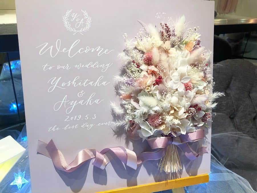 あや猫さんのインスタグラム写真 - (あや猫Instagram)「2019.5.3﻿﻿ 青山のセントグレース大聖堂で、結婚式を行いました💒👰🏻﻿﻿ ﻿﻿ 沢山の方にご参列頂いて本当に幸せな気持ちでいっぱいです。﻿﻿ ﻿﻿ そしてDMやTwitterの方にもお祝いメッセージありがとうございます(；A；)﻿﻿ 全部バッチリ目を通してます！﻿﻿ ﻿﻿ ﻿﻿ こちらの白のドレスはYUMI KATSURAのものでした。 @yumikatsurajapan ﻿ 形がオフショルダーのようになっているデザインのものです。﻿﻿ ラブリーすぎない大人可愛いデザインと、背筋がグッと伸びて姿勢が良く見える所で即決でした👍🏻﻿﻿ さすが桂由美さんブランド。。﻿﻿ ﻿﻿ ﻿﻿ カラードレスはJILLSTUART のもので決めました。﻿ @jillstuartwedding ﻿ もう色、デザインもそうだし細身に見える所が気に入りました...！✨﻿﻿ 元々、色は絶対にラベンダー系が良い！と一年前から決めていました☺️﻿﻿ ﻿ ヘアアクセサリーやヒールはジヨンさんからのプレゼント！✨﻿ ﻿ イヤリングとネックレスは、 @official_mikimoto でレンタルしたものです。﻿ ﻿ ﻿ ﻿ そしてウエルカムボードはインスタでたまたま見つけた @onefinedaywedding さんでオーダーさせて頂きました。﻿ もうどストライクなデザインで一目惚れでした😭✨﻿ 素敵なボードをありがとうございます😭✨﻿ 人気なので、お早めにオーダーするのが良いと思います！﻿ ﻿ ﻿﻿ 式の事は、インスタのタイムラインにはそんなに載せないのでブログの方に見に来て頂けると嬉しいです☺️✨﻿﻿ ウエディング専用アカウントとかも作る予定もございません。﻿﻿ ﻿﻿ 式の時に使った化粧品一式、式のあれこれについて載せています。﻿﻿ 美容面についても、ブログにまとめていきますね😆﻿﻿ ☆━━━━━━━━━━━━━━━━━━━☆﻿﻿ ＊﻿﻿ #結婚式 #披露宴 #セントグレース大聖堂 #卒花 #花嫁 #ウエディング #JILLSTUART #yumikatsura #jillstuartwedding #セントグレース大聖堂青山 #花嫁レポ」5月6日 12時33分 - ayanekotan