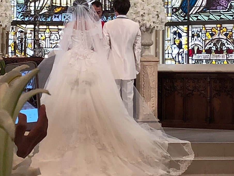 あや猫さんのインスタグラム写真 - (あや猫Instagram)「2019.5.3﻿﻿ 青山のセントグレース大聖堂で、結婚式を行いました💒👰🏻﻿﻿ ﻿﻿ 沢山の方にご参列頂いて本当に幸せな気持ちでいっぱいです。﻿﻿ ﻿﻿ そしてDMやTwitterの方にもお祝いメッセージありがとうございます(；A；)﻿﻿ 全部バッチリ目を通してます！﻿﻿ ﻿﻿ ﻿﻿ こちらの白のドレスはYUMI KATSURAのものでした。 @yumikatsurajapan ﻿ 形がオフショルダーのようになっているデザインのものです。﻿﻿ ラブリーすぎない大人可愛いデザインと、背筋がグッと伸びて姿勢が良く見える所で即決でした👍🏻﻿﻿ さすが桂由美さんブランド。。﻿﻿ ﻿﻿ ﻿﻿ カラードレスはJILLSTUART のもので決めました。﻿ @jillstuartwedding ﻿ もう色、デザインもそうだし細身に見える所が気に入りました...！✨﻿﻿ 元々、色は絶対にラベンダー系が良い！と一年前から決めていました☺️﻿﻿ ﻿ ヘアアクセサリーやヒールはジヨンさんからのプレゼント！✨﻿ ﻿ イヤリングとネックレスは、 @official_mikimoto でレンタルしたものです。﻿ ﻿ ﻿ ﻿ そしてウエルカムボードはインスタでたまたま見つけた @onefinedaywedding さんでオーダーさせて頂きました。﻿ もうどストライクなデザインで一目惚れでした😭✨﻿ 素敵なボードをありがとうございます😭✨﻿ 人気なので、お早めにオーダーするのが良いと思います！﻿ ﻿ ﻿﻿ 式の事は、インスタのタイムラインにはそんなに載せないのでブログの方に見に来て頂けると嬉しいです☺️✨﻿﻿ ウエディング専用アカウントとかも作る予定もございません。﻿﻿ ﻿﻿ 式の時に使った化粧品一式、式のあれこれについて載せています。﻿﻿ 美容面についても、ブログにまとめていきますね😆﻿﻿ ☆━━━━━━━━━━━━━━━━━━━☆﻿﻿ ＊﻿﻿ #結婚式 #披露宴 #セントグレース大聖堂 #卒花 #花嫁 #ウエディング #JILLSTUART #yumikatsura #jillstuartwedding #セントグレース大聖堂青山 #花嫁レポ」5月6日 12時33分 - ayanekotan
