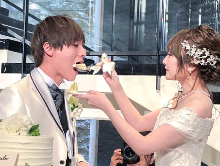 あや猫さんのインスタグラム写真 - (あや猫Instagram)「2019.5.3﻿﻿ 青山のセントグレース大聖堂で、結婚式を行いました💒👰🏻﻿﻿ ﻿﻿ 沢山の方にご参列頂いて本当に幸せな気持ちでいっぱいです。﻿﻿ ﻿﻿ そしてDMやTwitterの方にもお祝いメッセージありがとうございます(；A；)﻿﻿ 全部バッチリ目を通してます！﻿﻿ ﻿﻿ ﻿﻿ こちらの白のドレスはYUMI KATSURAのものでした。 @yumikatsurajapan ﻿ 形がオフショルダーのようになっているデザインのものです。﻿﻿ ラブリーすぎない大人可愛いデザインと、背筋がグッと伸びて姿勢が良く見える所で即決でした👍🏻﻿﻿ さすが桂由美さんブランド。。﻿﻿ ﻿﻿ ﻿﻿ カラードレスはJILLSTUART のもので決めました。﻿ @jillstuartwedding ﻿ もう色、デザインもそうだし細身に見える所が気に入りました...！✨﻿﻿ 元々、色は絶対にラベンダー系が良い！と一年前から決めていました☺️﻿﻿ ﻿ ヘアアクセサリーやヒールはジヨンさんからのプレゼント！✨﻿ ﻿ イヤリングとネックレスは、 @official_mikimoto でレンタルしたものです。﻿ ﻿ ﻿ ﻿ そしてウエルカムボードはインスタでたまたま見つけた @onefinedaywedding さんでオーダーさせて頂きました。﻿ もうどストライクなデザインで一目惚れでした😭✨﻿ 素敵なボードをありがとうございます😭✨﻿ 人気なので、お早めにオーダーするのが良いと思います！﻿ ﻿ ﻿﻿ 式の事は、インスタのタイムラインにはそんなに載せないのでブログの方に見に来て頂けると嬉しいです☺️✨﻿﻿ ウエディング専用アカウントとかも作る予定もございません。﻿﻿ ﻿﻿ 式の時に使った化粧品一式、式のあれこれについて載せています。﻿﻿ 美容面についても、ブログにまとめていきますね😆﻿﻿ ☆━━━━━━━━━━━━━━━━━━━☆﻿﻿ ＊﻿﻿ #結婚式 #披露宴 #セントグレース大聖堂 #卒花 #花嫁 #ウエディング #JILLSTUART #yumikatsura #jillstuartwedding #セントグレース大聖堂青山 #花嫁レポ」5月6日 12時33分 - ayanekotan