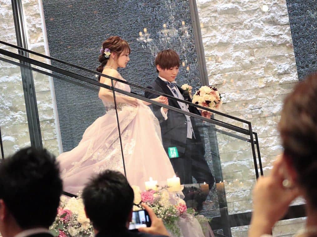あや猫さんのインスタグラム写真 - (あや猫Instagram)「2019.5.3﻿﻿ 青山のセントグレース大聖堂で、結婚式を行いました💒👰🏻﻿﻿ ﻿﻿ 沢山の方にご参列頂いて本当に幸せな気持ちでいっぱいです。﻿﻿ ﻿﻿ そしてDMやTwitterの方にもお祝いメッセージありがとうございます(；A；)﻿﻿ 全部バッチリ目を通してます！﻿﻿ ﻿﻿ ﻿﻿ こちらの白のドレスはYUMI KATSURAのものでした。 @yumikatsurajapan ﻿ 形がオフショルダーのようになっているデザインのものです。﻿﻿ ラブリーすぎない大人可愛いデザインと、背筋がグッと伸びて姿勢が良く見える所で即決でした👍🏻﻿﻿ さすが桂由美さんブランド。。﻿﻿ ﻿﻿ ﻿﻿ カラードレスはJILLSTUART のもので決めました。﻿ @jillstuartwedding ﻿ もう色、デザインもそうだし細身に見える所が気に入りました...！✨﻿﻿ 元々、色は絶対にラベンダー系が良い！と一年前から決めていました☺️﻿﻿ ﻿ ヘアアクセサリーやヒールはジヨンさんからのプレゼント！✨﻿ ﻿ イヤリングとネックレスは、 @official_mikimoto でレンタルしたものです。﻿ ﻿ ﻿ ﻿ そしてウエルカムボードはインスタでたまたま見つけた @onefinedaywedding さんでオーダーさせて頂きました。﻿ もうどストライクなデザインで一目惚れでした😭✨﻿ 素敵なボードをありがとうございます😭✨﻿ 人気なので、お早めにオーダーするのが良いと思います！﻿ ﻿ ﻿﻿ 式の事は、インスタのタイムラインにはそんなに載せないのでブログの方に見に来て頂けると嬉しいです☺️✨﻿﻿ ウエディング専用アカウントとかも作る予定もございません。﻿﻿ ﻿﻿ 式の時に使った化粧品一式、式のあれこれについて載せています。﻿﻿ 美容面についても、ブログにまとめていきますね😆﻿﻿ ☆━━━━━━━━━━━━━━━━━━━☆﻿﻿ ＊﻿﻿ #結婚式 #披露宴 #セントグレース大聖堂 #卒花 #花嫁 #ウエディング #JILLSTUART #yumikatsura #jillstuartwedding #セントグレース大聖堂青山 #花嫁レポ」5月6日 12時33分 - ayanekotan