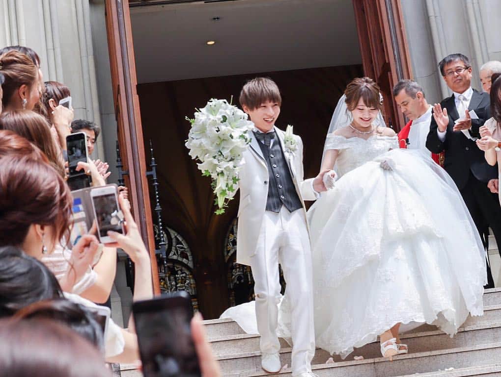 あや猫さんのインスタグラム写真 - (あや猫Instagram)「2019.5.3﻿﻿ 青山のセントグレース大聖堂で、結婚式を行いました💒👰🏻﻿﻿ ﻿﻿ 沢山の方にご参列頂いて本当に幸せな気持ちでいっぱいです。﻿﻿ ﻿﻿ そしてDMやTwitterの方にもお祝いメッセージありがとうございます(；A；)﻿﻿ 全部バッチリ目を通してます！﻿﻿ ﻿﻿ ﻿﻿ こちらの白のドレスはYUMI KATSURAのものでした。 @yumikatsurajapan ﻿ 形がオフショルダーのようになっているデザインのものです。﻿﻿ ラブリーすぎない大人可愛いデザインと、背筋がグッと伸びて姿勢が良く見える所で即決でした👍🏻﻿﻿ さすが桂由美さんブランド。。﻿﻿ ﻿﻿ ﻿﻿ カラードレスはJILLSTUART のもので決めました。﻿ @jillstuartwedding ﻿ もう色、デザインもそうだし細身に見える所が気に入りました...！✨﻿﻿ 元々、色は絶対にラベンダー系が良い！と一年前から決めていました☺️﻿﻿ ﻿ ヘアアクセサリーやヒールはジヨンさんからのプレゼント！✨﻿ ﻿ イヤリングとネックレスは、 @official_mikimoto でレンタルしたものです。﻿ ﻿ ﻿ ﻿ そしてウエルカムボードはインスタでたまたま見つけた @onefinedaywedding さんでオーダーさせて頂きました。﻿ もうどストライクなデザインで一目惚れでした😭✨﻿ 素敵なボードをありがとうございます😭✨﻿ 人気なので、お早めにオーダーするのが良いと思います！﻿ ﻿ ﻿﻿ 式の事は、インスタのタイムラインにはそんなに載せないのでブログの方に見に来て頂けると嬉しいです☺️✨﻿﻿ ウエディング専用アカウントとかも作る予定もございません。﻿﻿ ﻿﻿ 式の時に使った化粧品一式、式のあれこれについて載せています。﻿﻿ 美容面についても、ブログにまとめていきますね😆﻿﻿ ☆━━━━━━━━━━━━━━━━━━━☆﻿﻿ ＊﻿﻿ #結婚式 #披露宴 #セントグレース大聖堂 #卒花 #花嫁 #ウエディング #JILLSTUART #yumikatsura #jillstuartwedding #セントグレース大聖堂青山 #花嫁レポ」5月6日 12時33分 - ayanekotan