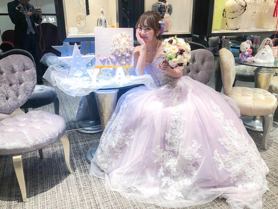 あや猫さんのインスタグラム写真 - (あや猫Instagram)「2019.5.3﻿﻿ 青山のセントグレース大聖堂で、結婚式を行いました💒👰🏻﻿﻿ ﻿﻿ 沢山の方にご参列頂いて本当に幸せな気持ちでいっぱいです。﻿﻿ ﻿﻿ そしてDMやTwitterの方にもお祝いメッセージありがとうございます(；A；)﻿﻿ 全部バッチリ目を通してます！﻿﻿ ﻿﻿ ﻿﻿ こちらの白のドレスはYUMI KATSURAのものでした。 @yumikatsurajapan ﻿ 形がオフショルダーのようになっているデザインのものです。﻿﻿ ラブリーすぎない大人可愛いデザインと、背筋がグッと伸びて姿勢が良く見える所で即決でした👍🏻﻿﻿ さすが桂由美さんブランド。。﻿﻿ ﻿﻿ ﻿﻿ カラードレスはJILLSTUART のもので決めました。﻿ @jillstuartwedding ﻿ もう色、デザインもそうだし細身に見える所が気に入りました...！✨﻿﻿ 元々、色は絶対にラベンダー系が良い！と一年前から決めていました☺️﻿﻿ ﻿ ヘアアクセサリーやヒールはジヨンさんからのプレゼント！✨﻿ ﻿ イヤリングとネックレスは、 @official_mikimoto でレンタルしたものです。﻿ ﻿ ﻿ ﻿ そしてウエルカムボードはインスタでたまたま見つけた @onefinedaywedding さんでオーダーさせて頂きました。﻿ もうどストライクなデザインで一目惚れでした😭✨﻿ 素敵なボードをありがとうございます😭✨﻿ 人気なので、お早めにオーダーするのが良いと思います！﻿ ﻿ ﻿﻿ 式の事は、インスタのタイムラインにはそんなに載せないのでブログの方に見に来て頂けると嬉しいです☺️✨﻿﻿ ウエディング専用アカウントとかも作る予定もございません。﻿﻿ ﻿﻿ 式の時に使った化粧品一式、式のあれこれについて載せています。﻿﻿ 美容面についても、ブログにまとめていきますね😆﻿﻿ ☆━━━━━━━━━━━━━━━━━━━☆﻿﻿ ＊﻿﻿ #結婚式 #披露宴 #セントグレース大聖堂 #卒花 #花嫁 #ウエディング #JILLSTUART #yumikatsura #jillstuartwedding #セントグレース大聖堂青山 #花嫁レポ」5月6日 12時33分 - ayanekotan