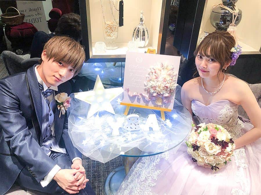 あや猫さんのインスタグラム写真 - (あや猫Instagram)「2019.5.3﻿﻿ 青山のセントグレース大聖堂で、結婚式を行いました💒👰🏻﻿﻿ ﻿﻿ 沢山の方にご参列頂いて本当に幸せな気持ちでいっぱいです。﻿﻿ ﻿﻿ そしてDMやTwitterの方にもお祝いメッセージありがとうございます(；A；)﻿﻿ 全部バッチリ目を通してます！﻿﻿ ﻿﻿ ﻿﻿ こちらの白のドレスはYUMI KATSURAのものでした。 @yumikatsurajapan ﻿ 形がオフショルダーのようになっているデザインのものです。﻿﻿ ラブリーすぎない大人可愛いデザインと、背筋がグッと伸びて姿勢が良く見える所で即決でした👍🏻﻿﻿ さすが桂由美さんブランド。。﻿﻿ ﻿﻿ ﻿﻿ カラードレスはJILLSTUART のもので決めました。﻿ @jillstuartwedding ﻿ もう色、デザインもそうだし細身に見える所が気に入りました...！✨﻿﻿ 元々、色は絶対にラベンダー系が良い！と一年前から決めていました☺️﻿﻿ ﻿ ヘアアクセサリーやヒールはジヨンさんからのプレゼント！✨﻿ ﻿ イヤリングとネックレスは、 @official_mikimoto でレンタルしたものです。﻿ ﻿ ﻿ ﻿ そしてウエルカムボードはインスタでたまたま見つけた @onefinedaywedding さんでオーダーさせて頂きました。﻿ もうどストライクなデザインで一目惚れでした😭✨﻿ 素敵なボードをありがとうございます😭✨﻿ 人気なので、お早めにオーダーするのが良いと思います！﻿ ﻿ ﻿﻿ 式の事は、インスタのタイムラインにはそんなに載せないのでブログの方に見に来て頂けると嬉しいです☺️✨﻿﻿ ウエディング専用アカウントとかも作る予定もございません。﻿﻿ ﻿﻿ 式の時に使った化粧品一式、式のあれこれについて載せています。﻿﻿ 美容面についても、ブログにまとめていきますね😆﻿﻿ ☆━━━━━━━━━━━━━━━━━━━☆﻿﻿ ＊﻿﻿ #結婚式 #披露宴 #セントグレース大聖堂 #卒花 #花嫁 #ウエディング #JILLSTUART #yumikatsura #jillstuartwedding #セントグレース大聖堂青山 #花嫁レポ」5月6日 12時33分 - ayanekotan