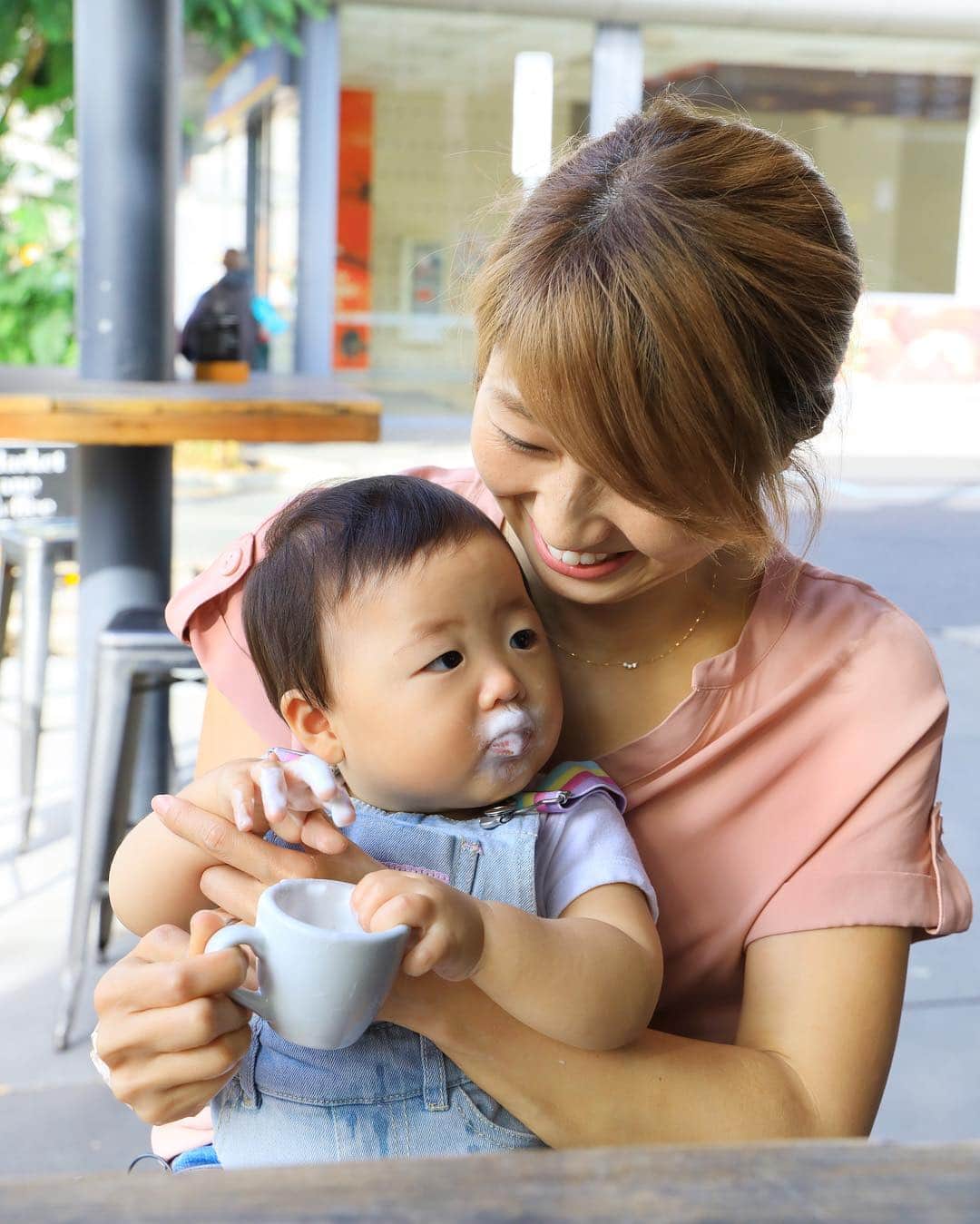 吉田ちかさんのインスタグラム写真 - (吉田ちかInstagram)「Mommy, can I please have my babycino? ﻿ ﻿ Pudding was lucky enough to have @toshiishiwata from Market Lane Coffee make her very first babycino when we were in Melbourne❤️Toshi’s artisan microfoam - what a treat!! But wow, it was messy lol You can see all the details in the vlog I just posted :) https://youtu.be/_Ja_WXeihao & swipe for more pictures! ﻿ ﻿ ママ、そのベビーチーノ早く飲ませて🥺﻿ ﻿ 以前動画でご紹介したMarket Lane CoffeeのToshiさんがプリンの初ベビーチーノを作ってくれました💕 Toshiさんならではのきめ細かいmicrofoam! なんて贅沢！でも、このふっわふっわな泡がすごいことに🤣﻿ 詳しくは先程アップした動画で！ ﻿ #スワイプ #1枚目 #実際飲んだらすごいことになった #2枚目 #この状況 #私の角度からはよく見えてない #3枚目 #ママ私の顔どうなってるかわかってる？？ #編集して初めてきちんと理解した #ミルクマスタッシュじゃなくてミルクビアード #サンタ#milkbeard ﻿ ﻿ A huge thanks to @toshiishiwata and his beautiful family!」5月6日 23時31分 - bilingirl_chika