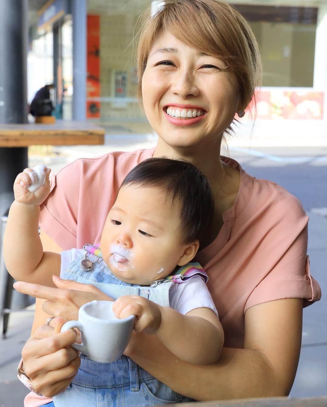 吉田ちかさんのインスタグラム写真 - (吉田ちかInstagram)「Mommy, can I please have my babycino? ﻿ ﻿ Pudding was lucky enough to have @toshiishiwata from Market Lane Coffee make her very first babycino when we were in Melbourne❤️Toshi’s artisan microfoam - what a treat!! But wow, it was messy lol You can see all the details in the vlog I just posted :) https://youtu.be/_Ja_WXeihao & swipe for more pictures! ﻿ ﻿ ママ、そのベビーチーノ早く飲ませて🥺﻿ ﻿ 以前動画でご紹介したMarket Lane CoffeeのToshiさんがプリンの初ベビーチーノを作ってくれました💕 Toshiさんならではのきめ細かいmicrofoam! なんて贅沢！でも、このふっわふっわな泡がすごいことに🤣﻿ 詳しくは先程アップした動画で！ ﻿ #スワイプ #1枚目 #実際飲んだらすごいことになった #2枚目 #この状況 #私の角度からはよく見えてない #3枚目 #ママ私の顔どうなってるかわかってる？？ #編集して初めてきちんと理解した #ミルクマスタッシュじゃなくてミルクビアード #サンタ#milkbeard ﻿ ﻿ A huge thanks to @toshiishiwata and his beautiful family!」5月6日 23時31分 - bilingirl_chika