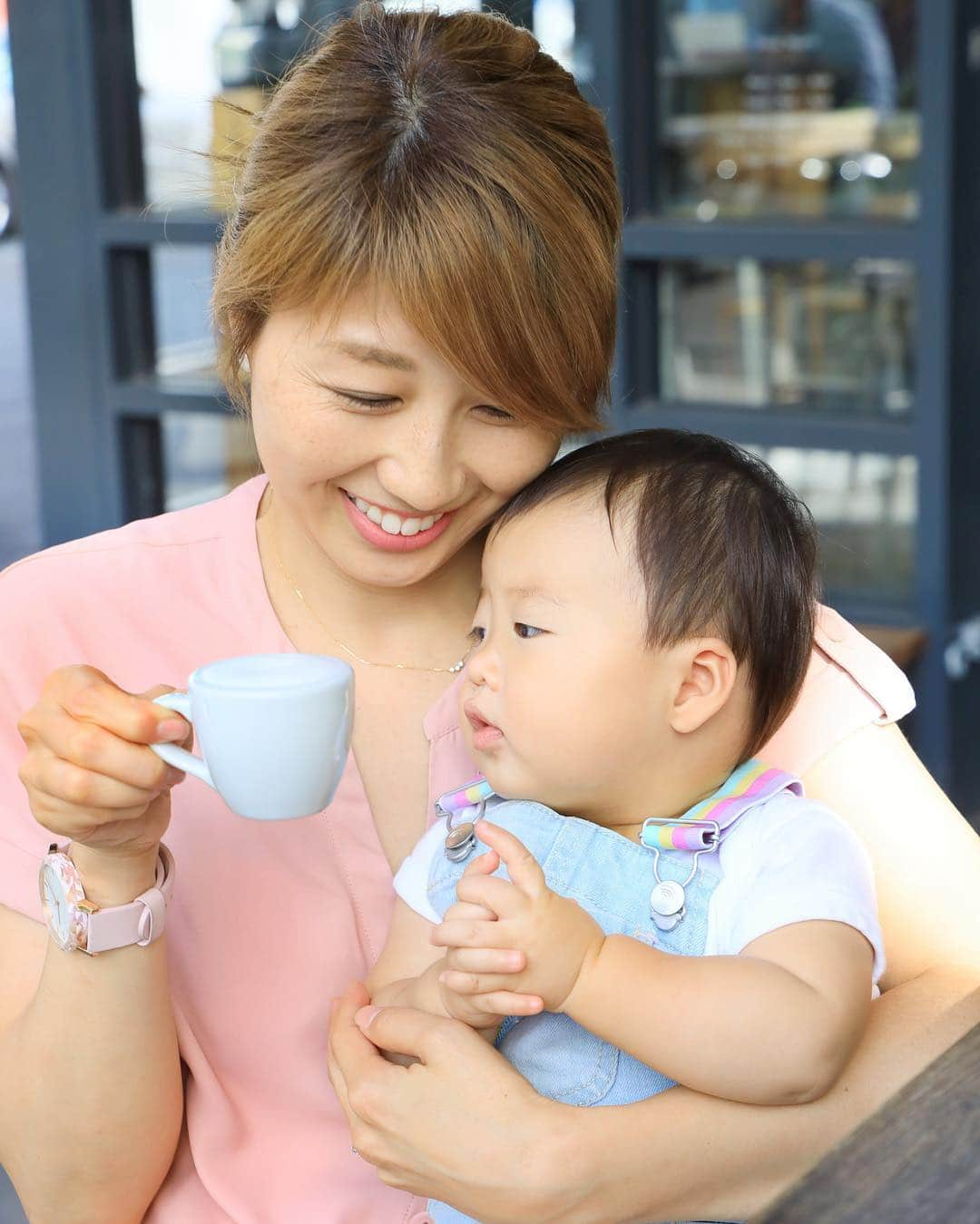 吉田ちかさんのインスタグラム写真 - (吉田ちかInstagram)「Mommy, can I please have my babycino? ﻿ ﻿ Pudding was lucky enough to have @toshiishiwata from Market Lane Coffee make her very first babycino when we were in Melbourne❤️Toshi’s artisan microfoam - what a treat!! But wow, it was messy lol You can see all the details in the vlog I just posted :) https://youtu.be/_Ja_WXeihao & swipe for more pictures! ﻿ ﻿ ママ、そのベビーチーノ早く飲ませて🥺﻿ ﻿ 以前動画でご紹介したMarket Lane CoffeeのToshiさんがプリンの初ベビーチーノを作ってくれました💕 Toshiさんならではのきめ細かいmicrofoam! なんて贅沢！でも、このふっわふっわな泡がすごいことに🤣﻿ 詳しくは先程アップした動画で！ ﻿ #スワイプ #1枚目 #実際飲んだらすごいことになった #2枚目 #この状況 #私の角度からはよく見えてない #3枚目 #ママ私の顔どうなってるかわかってる？？ #編集して初めてきちんと理解した #ミルクマスタッシュじゃなくてミルクビアード #サンタ#milkbeard ﻿ ﻿ A huge thanks to @toshiishiwata and his beautiful family!」5月6日 23時31分 - bilingirl_chika