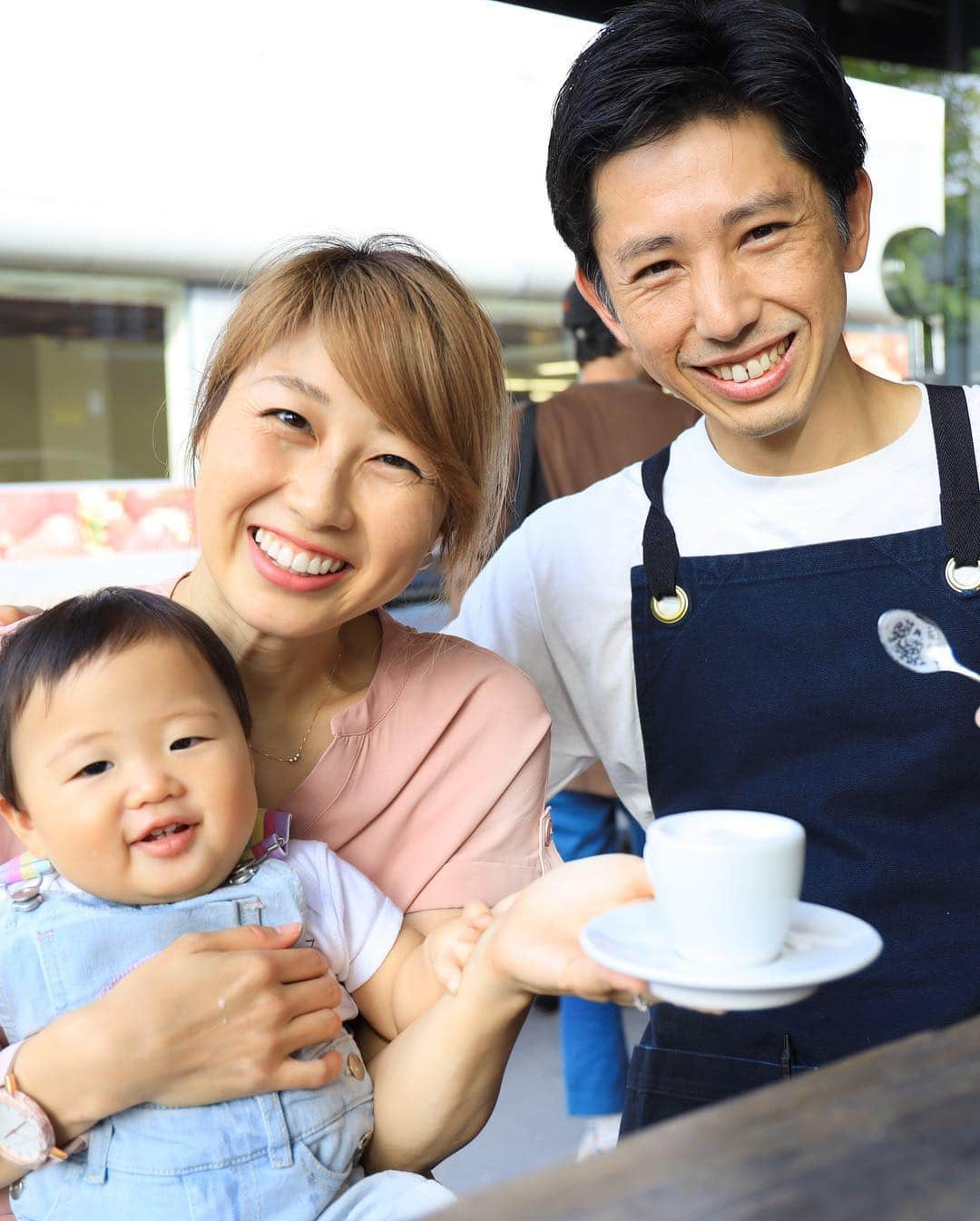 吉田ちかさんのインスタグラム写真 - (吉田ちかInstagram)「Mommy, can I please have my babycino? ﻿ ﻿ Pudding was lucky enough to have @toshiishiwata from Market Lane Coffee make her very first babycino when we were in Melbourne❤️Toshi’s artisan microfoam - what a treat!! But wow, it was messy lol You can see all the details in the vlog I just posted :) https://youtu.be/_Ja_WXeihao & swipe for more pictures! ﻿ ﻿ ママ、そのベビーチーノ早く飲ませて🥺﻿ ﻿ 以前動画でご紹介したMarket Lane CoffeeのToshiさんがプリンの初ベビーチーノを作ってくれました💕 Toshiさんならではのきめ細かいmicrofoam! なんて贅沢！でも、このふっわふっわな泡がすごいことに🤣﻿ 詳しくは先程アップした動画で！ ﻿ #スワイプ #1枚目 #実際飲んだらすごいことになった #2枚目 #この状況 #私の角度からはよく見えてない #3枚目 #ママ私の顔どうなってるかわかってる？？ #編集して初めてきちんと理解した #ミルクマスタッシュじゃなくてミルクビアード #サンタ#milkbeard ﻿ ﻿ A huge thanks to @toshiishiwata and his beautiful family!」5月6日 23時31分 - bilingirl_chika