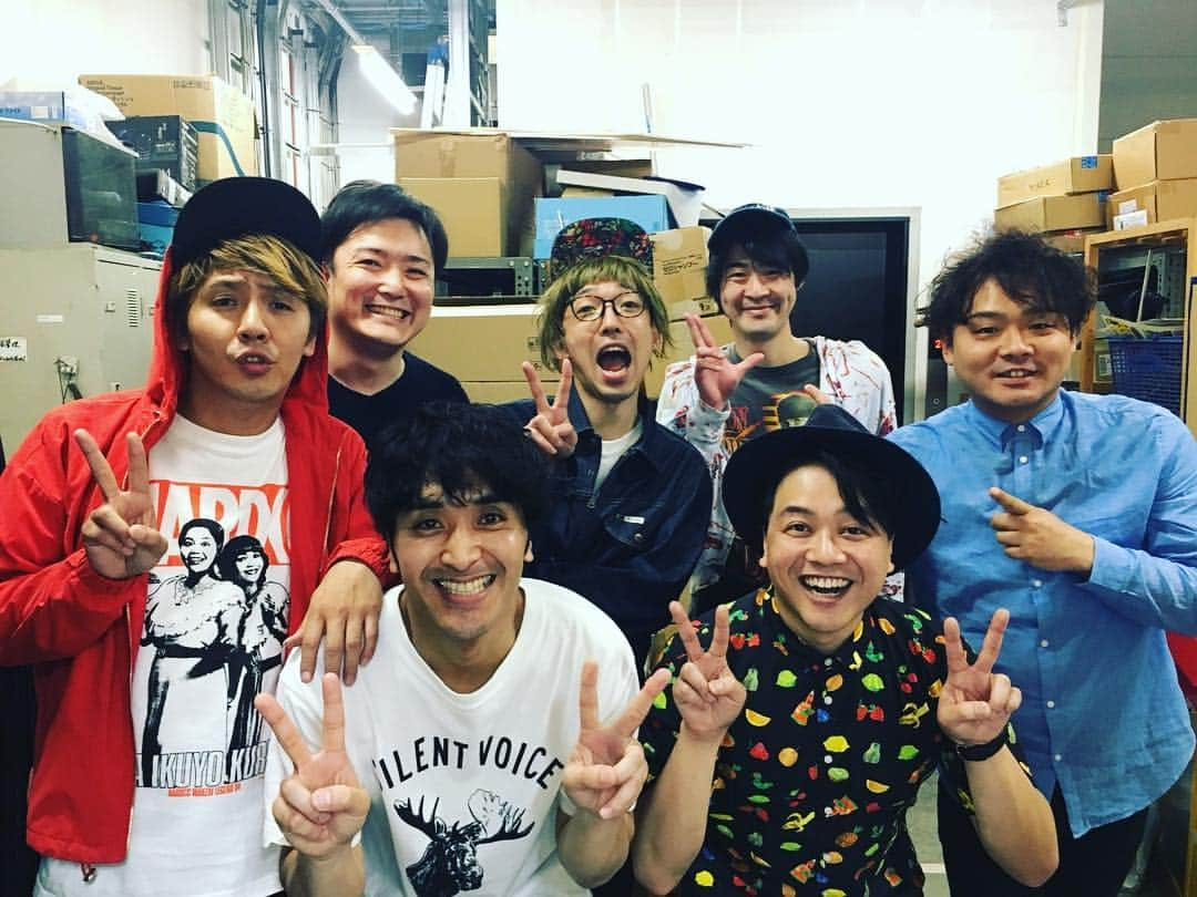 岡部さんのインスタグラム写真 - (岡部Instagram)「. 先日、こちらに一瞬帰ってまた福岡へ飛んで行ったサカイストさんと。  我々かたつむりと撮ったあとに、あの伝説の（伝説ではない）コーナーライブのメンバーで。  スーパーオートバックス大宮バイパス店にてー！  #スーパーオートバックス大宮バイパス #サカイスト #シマッシュレコード #かたつむり #伝説の #コーナーライブ #コーナーサカイスト #まあ #伝説ではない説もある #が #最高のライブ」5月6日 23時31分 - okabeccinyo