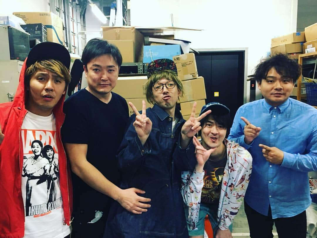 岡部さんのインスタグラム写真 - (岡部Instagram)「. 先日、こちらに一瞬帰ってまた福岡へ飛んで行ったサカイストさんと。  我々かたつむりと撮ったあとに、あの伝説の（伝説ではない）コーナーライブのメンバーで。  スーパーオートバックス大宮バイパス店にてー！  #スーパーオートバックス大宮バイパス #サカイスト #シマッシュレコード #かたつむり #伝説の #コーナーライブ #コーナーサカイスト #まあ #伝説ではない説もある #が #最高のライブ」5月6日 23時31分 - okabeccinyo