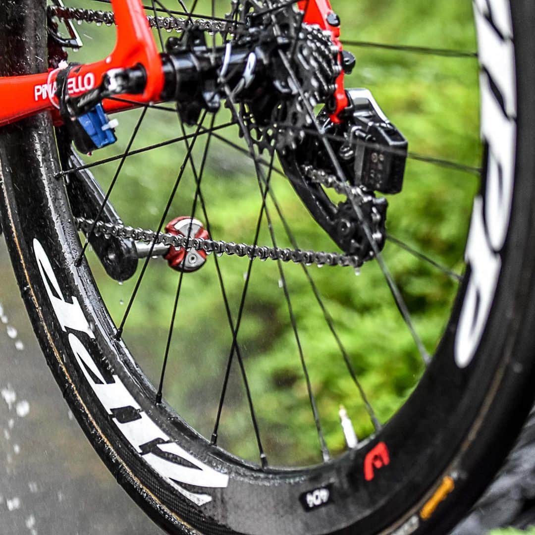 Zipp Speed Weaponryさんのインスタグラム写真 - (Zipp Speed WeaponryInstagram)「Pro mechanics have no shortage of work, especially when it rains. The @wigginsofficial crew keep the team's #ZippSpeed-equipped fleet sparkling. #TourdeYorkshire. 🧽 🛁 ✨」5月6日 23時34分 - zippspeed