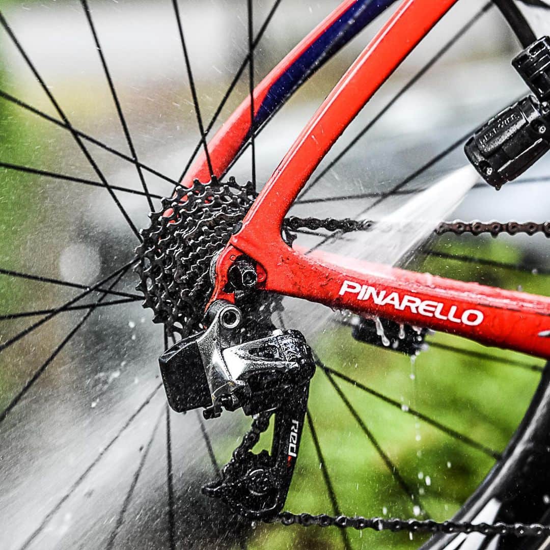 Zipp Speed Weaponryさんのインスタグラム写真 - (Zipp Speed WeaponryInstagram)「Pro mechanics have no shortage of work, especially when it rains. The @wigginsofficial crew keep the team's #ZippSpeed-equipped fleet sparkling. #TourdeYorkshire. 🧽 🛁 ✨」5月6日 23時34分 - zippspeed