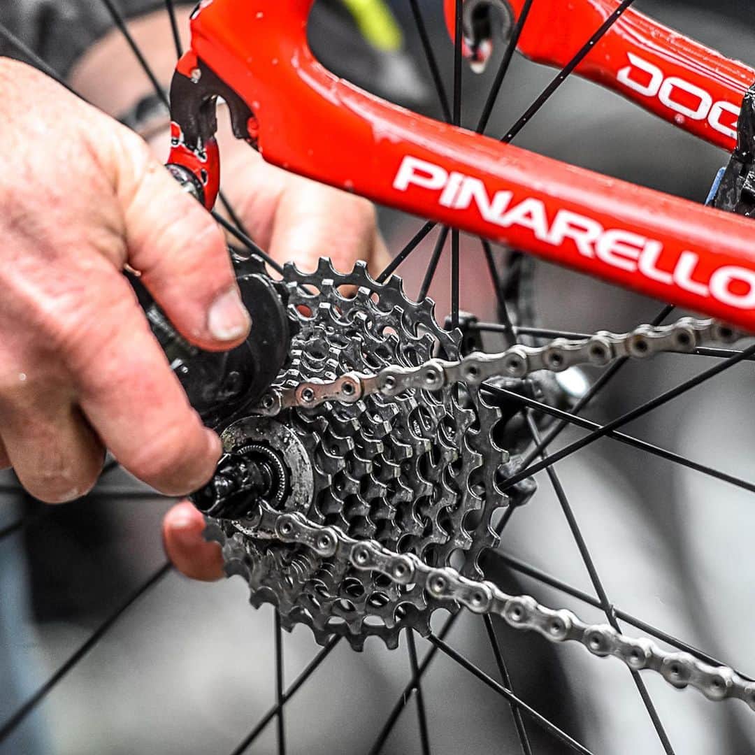 Zipp Speed Weaponryさんのインスタグラム写真 - (Zipp Speed WeaponryInstagram)「Pro mechanics have no shortage of work, especially when it rains. The @wigginsofficial crew keep the team's #ZippSpeed-equipped fleet sparkling. #TourdeYorkshire. 🧽 🛁 ✨」5月6日 23時34分 - zippspeed