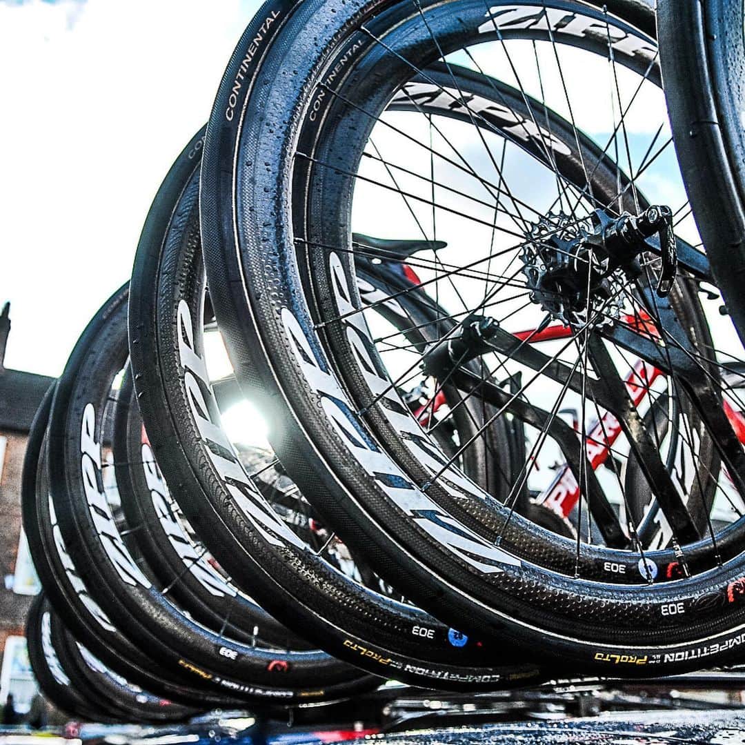 Zipp Speed Weaponryさんのインスタグラム写真 - (Zipp Speed WeaponryInstagram)「Pro mechanics have no shortage of work, especially when it rains. The @wigginsofficial crew keep the team's #ZippSpeed-equipped fleet sparkling. #TourdeYorkshire. 🧽 🛁 ✨」5月6日 23時34分 - zippspeed