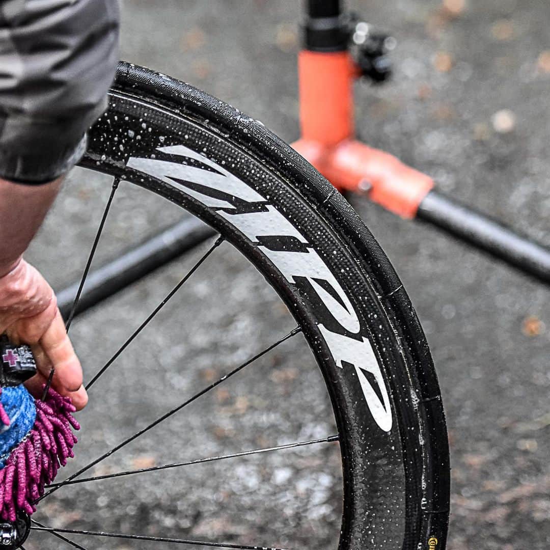Zipp Speed Weaponryさんのインスタグラム写真 - (Zipp Speed WeaponryInstagram)「Pro mechanics have no shortage of work, especially when it rains. The @wigginsofficial crew keep the team's #ZippSpeed-equipped fleet sparkling. #TourdeYorkshire. 🧽 🛁 ✨」5月6日 23時34分 - zippspeed