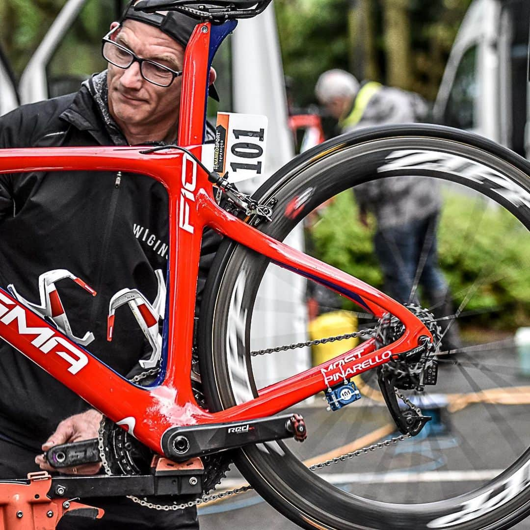 Zipp Speed Weaponryさんのインスタグラム写真 - (Zipp Speed WeaponryInstagram)「Pro mechanics have no shortage of work, especially when it rains. The @wigginsofficial crew keep the team's #ZippSpeed-equipped fleet sparkling. #TourdeYorkshire. 🧽 🛁 ✨」5月6日 23時34分 - zippspeed