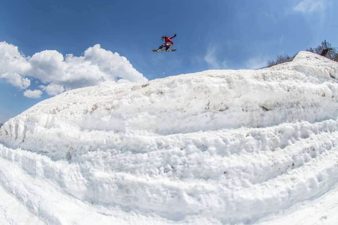 岡本圭司さんのインスタグラム写真 - (岡本圭司Instagram)「Jumping over snow wall💥 自由に空飛べるって凄い。  #snowboarding  #werideforever」5月6日 23時36分 - hywod_kj