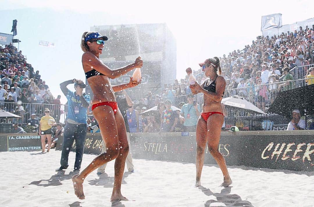 エイプリル・ロスさんのインスタグラム写真 - (エイプリル・ロスInstagram)「THANK YOU Huntington Beach and AVP for an AMAZING weekend!🎉 Appreciate all the love from everyone who watched on Amazon Prime as well!☺️ Such a tough tournament, very grateful to be holding the trophy at the end!! @Aklineman10 🙌🏼 @Jenniferkessy 🙏🏼 @Fiapogtenius 👊🏼 love our work! ⠀⠀ Huge s/o to my sponsors @mizunovolleyballnorthamerica and @Gatorade for the support that enables me to give my all to this sport! 🤗❤️ 📸: @agamephoto ⚡️」5月6日 23時37分 - aprilrossbeach