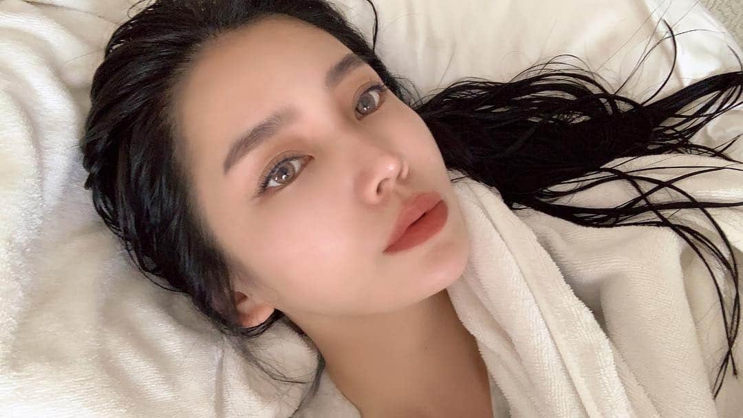 megbabyのインスタグラム：「最近またカラコンがマイブームなの👱🏼‍♀️✨アイメイク薄くてもイメージ変わるしすき☺️ ・ つけてるのはイメージモデルをしている @angelcolor_official ワールドブラウンリッチだよ👁 リップは @sam_u_japan 05 vintage gem👄」