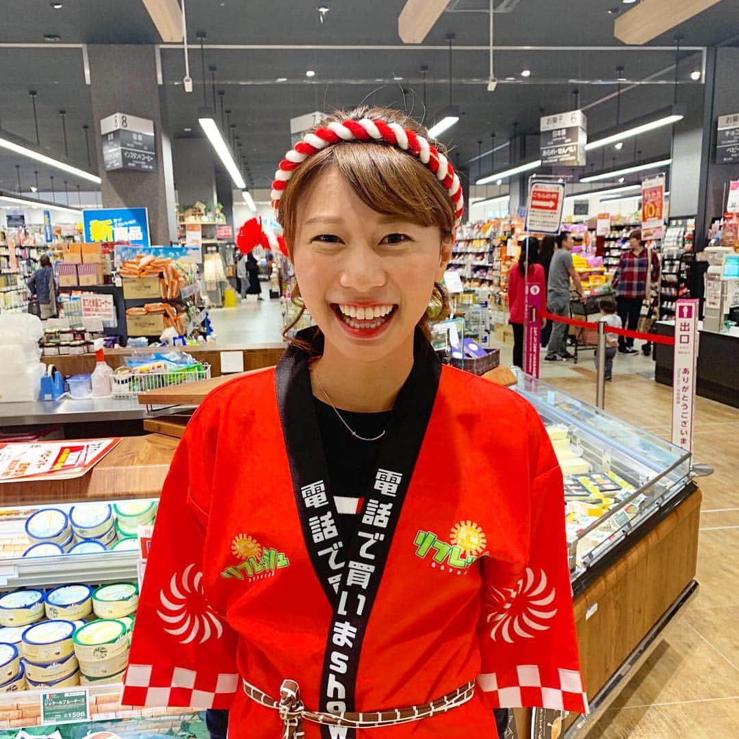 河谷麻瑚さんのインスタグラム写真 - (河谷麻瑚Instagram)「. GW中の電話で買いまshow！は、 大盛り上がりでした😝❤️ . . 成功した上に、、、 久しぶりにの『買い物上手で賞』🤗❣️！！ . . GW中とあって、 イオンスタイル新小松は多くの人で賑わっていました💞 . 中継中、あんなにも沢山の人に応援してもらったのは初めて💓 . レジで、 『見事成功〜〜！』となった時には、 見守ってくれていた皆さんから 拍手が！！😋 . 大興奮でした🙆‍♀️❣️ 応援ありがとうございました😘💓 来週もよろしくお願いします🤗 . . #石川さん情報liveリフレッシュ #電話で買いまshow #成功#ゴールデンウィーク#イオンスタイル新小松#買い物#レジ#拍手#応援#ありがとうございました#石川テレビ#アナウンサー#河谷麻瑚」5月6日 22時05分 - makokawatani