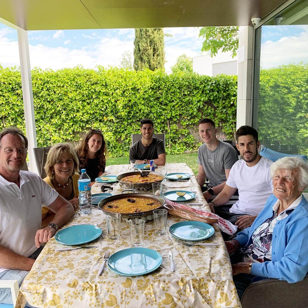 のインスタグラム：「Family time. 👌🏽」