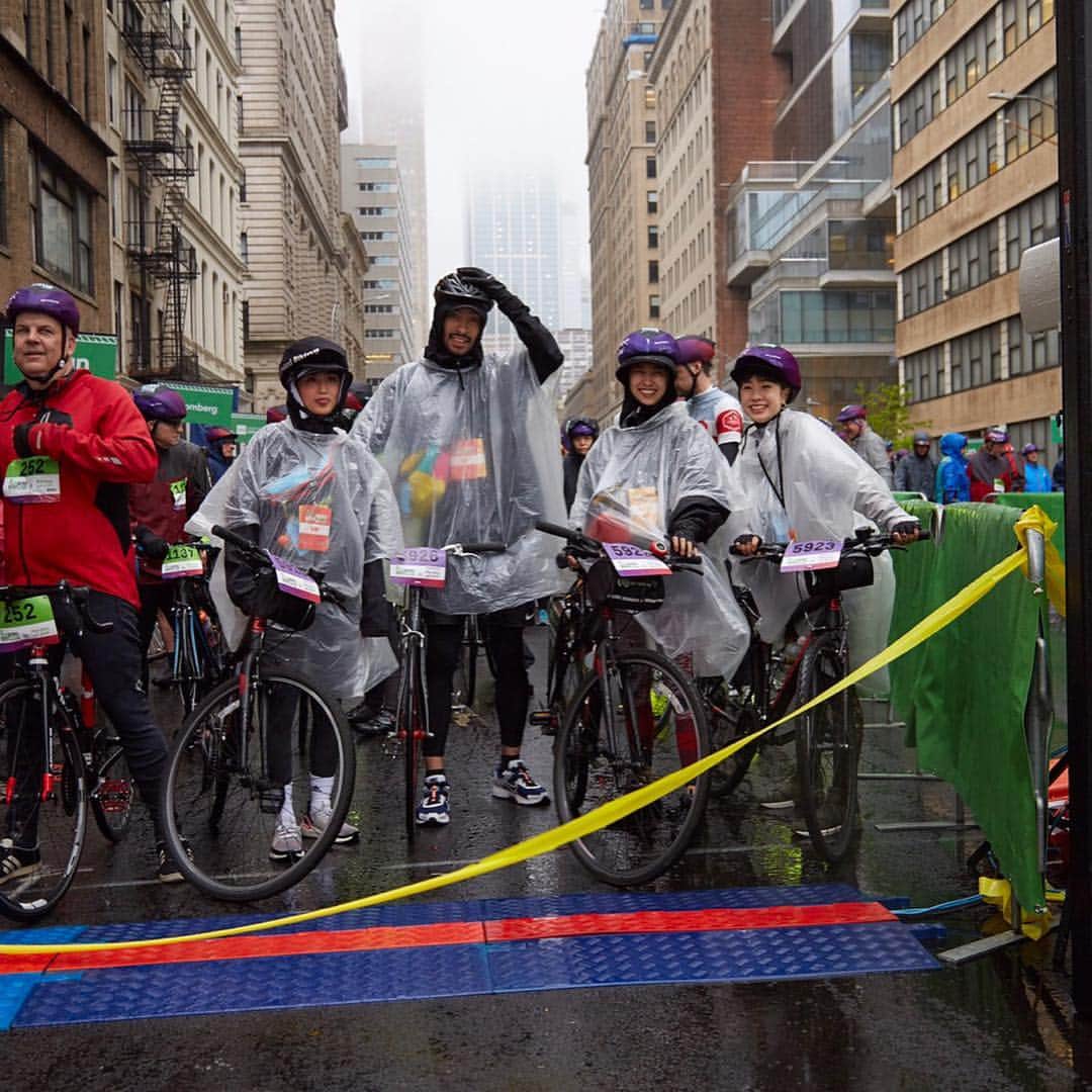 HYPEBEAST Japanさんのインスタグラム写真 - (HYPEBEAST JapanInstagram)「今年は約32,000人の自転車乗りが世界各国から集結し、 生憎の天気のなかスタートした TD FIVE BORO BIKE TOUR 2019。Manhattan Portage チームの4人も寒さや悪天候に負けず、マンハッタン~ブロンクス~クイーンズ~ブルックリン~スタテンアイランドの計40マイル(約64km)を無事完走！ Photo: @jpbevins #ManhattanPortage #BikeNYC」5月6日 22時05分 - hypebeastjp