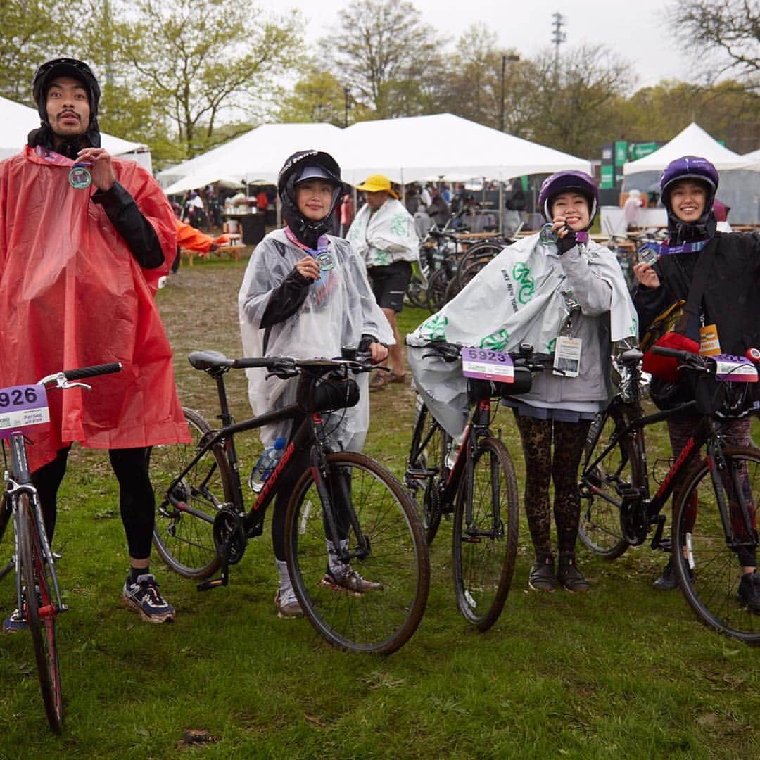 HYPEBEAST Japanさんのインスタグラム写真 - (HYPEBEAST JapanInstagram)「今年は約32,000人の自転車乗りが世界各国から集結し、 生憎の天気のなかスタートした TD FIVE BORO BIKE TOUR 2019。Manhattan Portage チームの4人も寒さや悪天候に負けず、マンハッタン~ブロンクス~クイーンズ~ブルックリン~スタテンアイランドの計40マイル(約64km)を無事完走！ Photo: @jpbevins #ManhattanPortage #BikeNYC」5月6日 22時05分 - hypebeastjp
