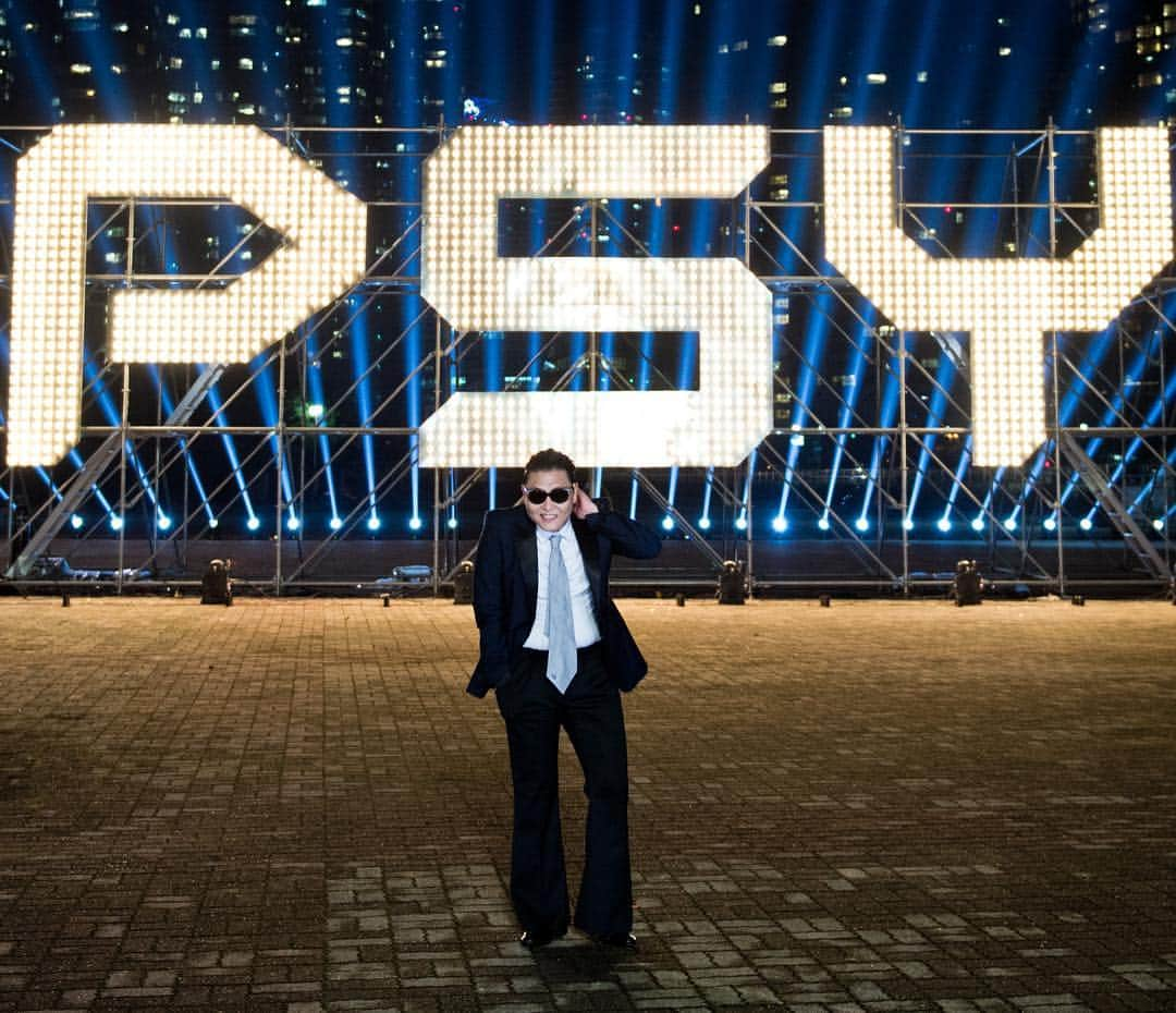 PSYさんのインスタグラム写真 - (PSYInstagram)「#PSY😎  #4년전 #tbt2015🔙  지금과 다른건 뭘까요? 🥳」5月6日 22時06分 - 42psy42