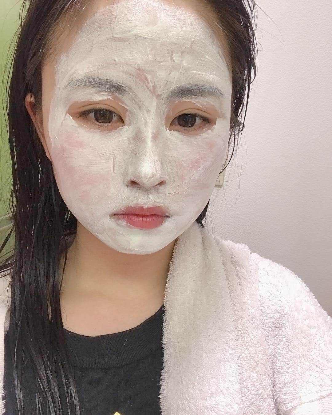 古賀成美さんのインスタグラム写真 - (古賀成美Instagram)「. パック古賀パック👻 . . サムイ島で買った塗るタイプのパック ！！使い方これであってるのか分からず使ってるパック！これほんまにパックなのか？パック。 . . #パック #塗るタイプ #使い方わからない #多分あってる 🤭 #じわる #無 #感情なし」5月6日 22時11分 - narunaru_330