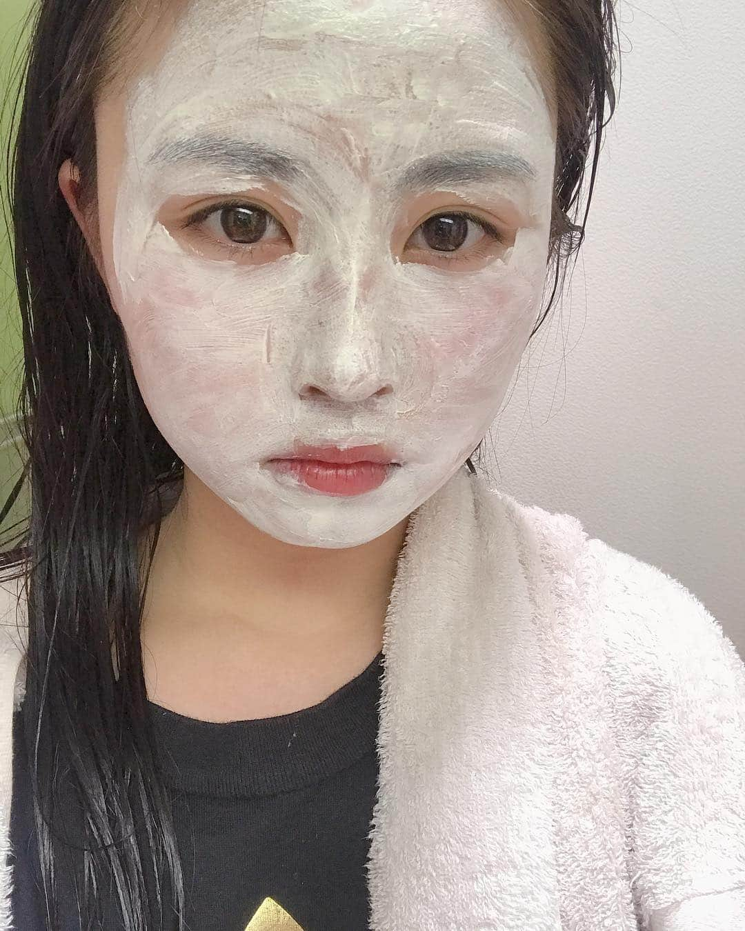 古賀成美さんのインスタグラム写真 - (古賀成美Instagram)「. パック古賀パック👻 . . サムイ島で買った塗るタイプのパック ！！使い方これであってるのか分からず使ってるパック！これほんまにパックなのか？パック。 . . #パック #塗るタイプ #使い方わからない #多分あってる 🤭 #じわる #無 #感情なし」5月6日 22時11分 - narunaru_330