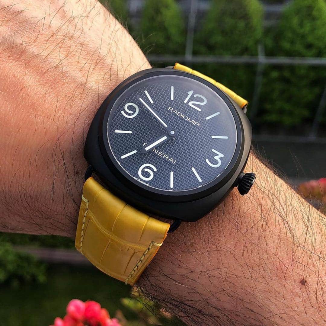 パネライのインスタグラム：「Guess we could call this #Panerai #PAM643 Hobnail Dialed Ceramic Radiomir the bumblebee thanks to this strap combination. 🐝 pic by @rawzebra #paneraicentral」