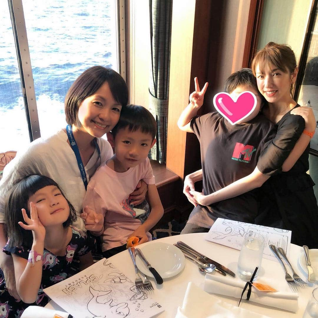 甘糟記子さんのインスタグラム写真 - (甘糟記子Instagram)「船旅7日目の夕飯はフレンチに行きました(≧∀≦)！ ちょうど窓から、海に沈む太陽が見れて幸せ〜☆*:.｡. o(≧▽≦)o .｡.:*☆ 絶景です！  お料理はムール貝とか、エスカルゴ、オニオンスープ、舌平目をチョイス！ みかりんの大エビも一つもらったら美味しかったな〜(≧∀≦) デザートのチョコフォンデュも子供達大喜び( ^ω^ )  待ってる間は色ぬりセットいただけるし、ちょっとしたミルとかもプジョーのだったり、素敵が沢山！！ 最後の最後で天気が回復してくれたことも感謝です！！ #夕日#絶景#日没#サンセット#海に沈む#癒し#船旅甘糟#旅行甘糟#クルーズ甘糟#船旅#旅行#クルーズ#ノルウェージャンジュエル#ゴールデンウィーク#息子殿姫#息子殿#姫#trip#travel #cruise」5月6日 22時20分 - norihey924