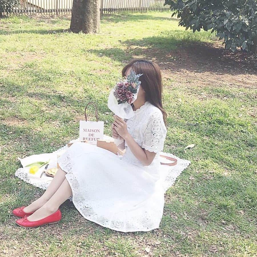 ローリエプレス編集部さんのインスタグラム写真 - (ローリエプレス編集部Instagram)「今度のピクニックになにを着て行こう？と迷ったら参考にしてみて🙋‍♀️💕﻿﻿ ﻿﻿ ワンランク上のおしゃピクになるはず...♡﻿﻿ ﻿﻿ ﻿﻿ ❤︎ ❤︎ ❤︎ ピクニックコーデまとめ ❤︎ ❤︎ ❤︎﻿﻿ ❤︎1.女の子同士でラブリーに！ピンクがテーマのピクニック﻿﻿ ﻿﻿ ❤︎2.テーマは韓国っぽ♡淡いボーダーアイテムがかわいい！﻿﻿ ﻿﻿ ❤︎3.小花柄のワンピース1枚着れば女の子らしさ満点！カンカン帽やストローハットが似合う◎﻿﻿ ﻿﻿ ❤︎4.消えそうな色コーデは、ナチュラルにもヴィンテージにも◎！ ﻿﻿ ❤︎5.清楚な女の子らしさを演出するには、真っ白なワンピースを♡ デート服にもおすすめだよ！﻿﻿ ﻿﻿ ❤︎6.海ピクするなら、ボーダー×デニムを！みんなもってるアイテムだからリンクコーデしやすい♡﻿﻿ ﻿﻿ ❤︎7.写真映えスカートにはショートデニムのジャケットをあわせて♡女の子らしいカジュアルコーデが完成！﻿﻿ ﻿﻿ ﻿﻿ Thank you🙏✨﻿ ﻿ @sk___0917﻿ @seika_shintani11 ﻿ @nami___grm ﻿ @__marina24 ﻿ @honeysalon_staff_sayap ﻿ ﻿@necomimi33﻿ @123kirin ﻿ @sweet_yup_sweet ﻿ ﻿﻿ ﻿_ _ _ _ _ _ _ _ _ _ _ _ _ _ _ _﻿ ﻿ みんなの投稿に @laurier_press をタグつけてね！リポストさせてもらうかも💕﻿ ﻿ ﻿ ﻿ ﻿﻿ ﻿﻿ #ローリエプレス #ピクニックコーデ」5月6日 22時15分 - laurier_press