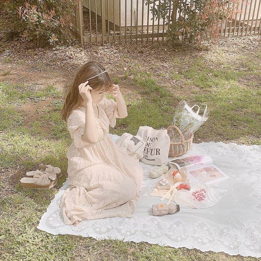 ローリエプレス編集部さんのインスタグラム写真 - (ローリエプレス編集部Instagram)「今度のピクニックになにを着て行こう？と迷ったら参考にしてみて🙋‍♀️💕﻿﻿ ﻿﻿ ワンランク上のおしゃピクになるはず...♡﻿﻿ ﻿﻿ ﻿﻿ ❤︎ ❤︎ ❤︎ ピクニックコーデまとめ ❤︎ ❤︎ ❤︎﻿﻿ ❤︎1.女の子同士でラブリーに！ピンクがテーマのピクニック﻿﻿ ﻿﻿ ❤︎2.テーマは韓国っぽ♡淡いボーダーアイテムがかわいい！﻿﻿ ﻿﻿ ❤︎3.小花柄のワンピース1枚着れば女の子らしさ満点！カンカン帽やストローハットが似合う◎﻿﻿ ﻿﻿ ❤︎4.消えそうな色コーデは、ナチュラルにもヴィンテージにも◎！ ﻿﻿ ❤︎5.清楚な女の子らしさを演出するには、真っ白なワンピースを♡ デート服にもおすすめだよ！﻿﻿ ﻿﻿ ❤︎6.海ピクするなら、ボーダー×デニムを！みんなもってるアイテムだからリンクコーデしやすい♡﻿﻿ ﻿﻿ ❤︎7.写真映えスカートにはショートデニムのジャケットをあわせて♡女の子らしいカジュアルコーデが完成！﻿﻿ ﻿﻿ ﻿﻿ Thank you🙏✨﻿ ﻿ @sk___0917﻿ @seika_shintani11 ﻿ @nami___grm ﻿ @__marina24 ﻿ @honeysalon_staff_sayap ﻿ ﻿@necomimi33﻿ @123kirin ﻿ @sweet_yup_sweet ﻿ ﻿﻿ ﻿_ _ _ _ _ _ _ _ _ _ _ _ _ _ _ _﻿ ﻿ みんなの投稿に @laurier_press をタグつけてね！リポストさせてもらうかも💕﻿ ﻿ ﻿ ﻿ ﻿﻿ ﻿﻿ #ローリエプレス #ピクニックコーデ」5月6日 22時15分 - laurier_press