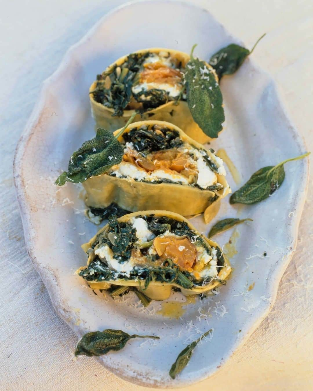 ジェイミー・オリヴァーさんのインスタグラム写真 - (ジェイミー・オリヴァーInstagram)「THROWBACK to my rotolo with spinach, squash, and ricotta recipe from Jamie's Italy.... Rotolo is a really unusual stuffed and rolled pasta dish. It takes a little longer than some other pastas, but it's worth the effort because it it such a joy to eat. This is how you end your #BankHoliday on a high guys!!! #MeatFreeMonday」5月6日 22時16分 - jamieoliver