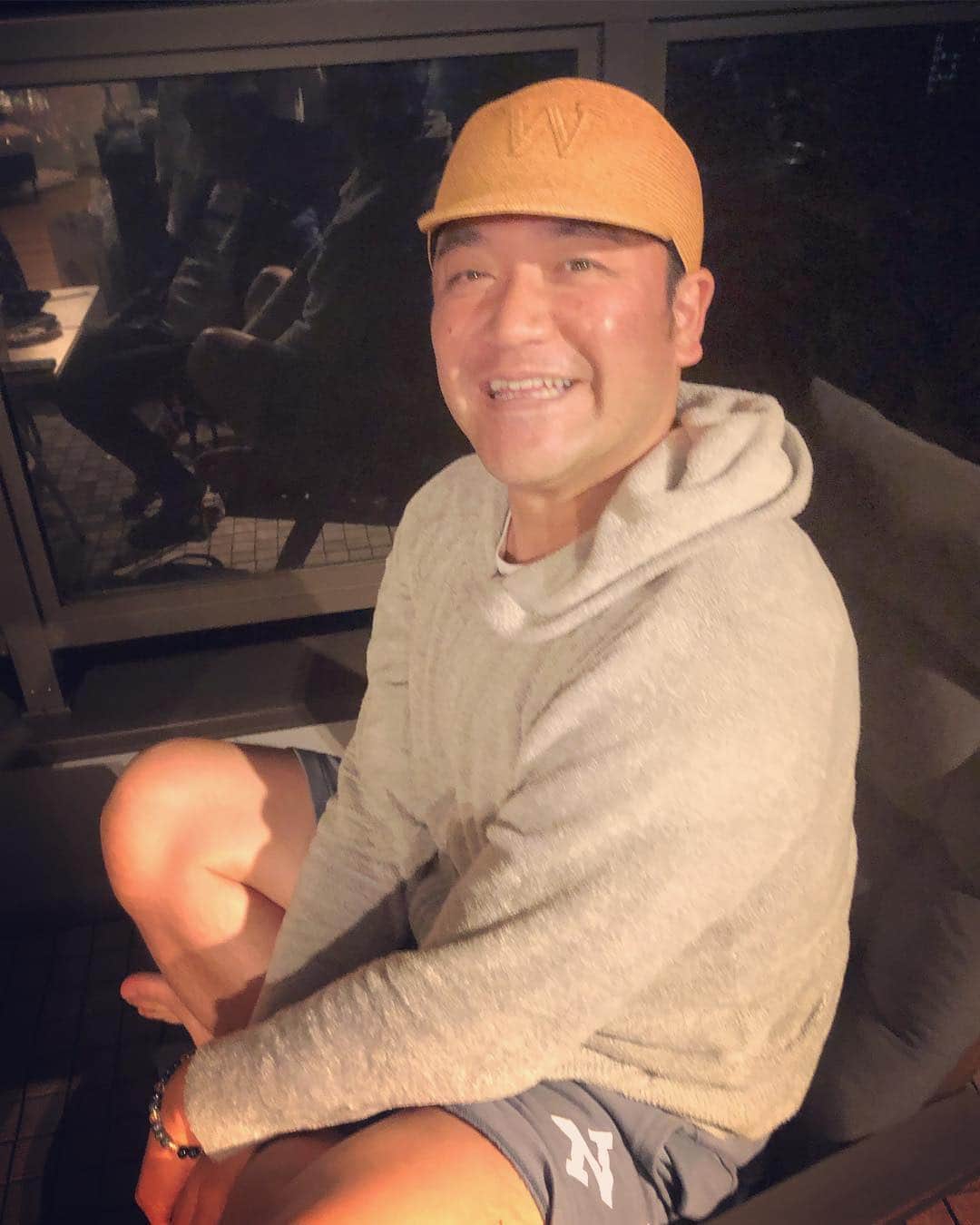 のインスタグラム：「46歳のたむけんさん🦸🏻‍♂️🎂🍷 #TKF #たむけんさん #5月4日 #バースデー #おめでとうございます #遅れて行ったら出来上がってた #薪を見たら夢の中へ #誰が似合うやろぉって #WONDERWOOの帽子かぶり #テンダラー白川さん #ビガロくん #みわさん #ガォーちゃん #白川さんが48歳だなんて信じられない #虫たちも鳴き声で演奏してくれてた🦗🦗🦗」