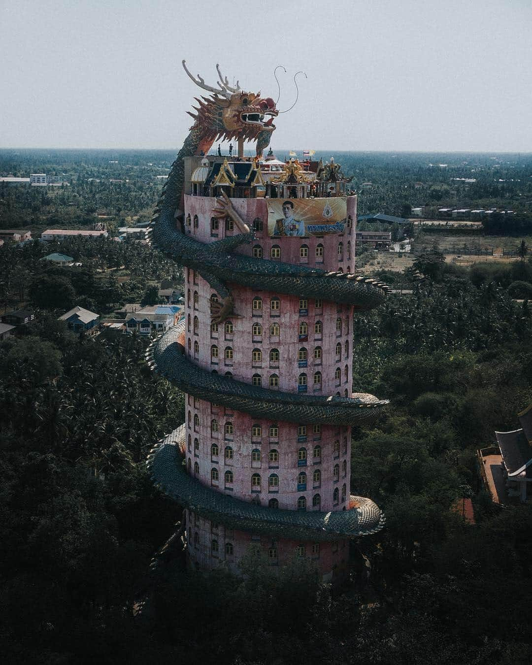 BEAUTIFUL DESTINATIONSさんのインスタグラム写真 - (BEAUTIFUL DESTINATIONSInstagram)「The design of this 17-story Buddhist temple in Thailand came to the temple founder during a 7-day meditation. Would you travel to Thailand see this giant dragon? 🐉 (📷: @yk 📍: Wat Samphran, Thailand)」5月6日 22時16分 - beautifuldestinations