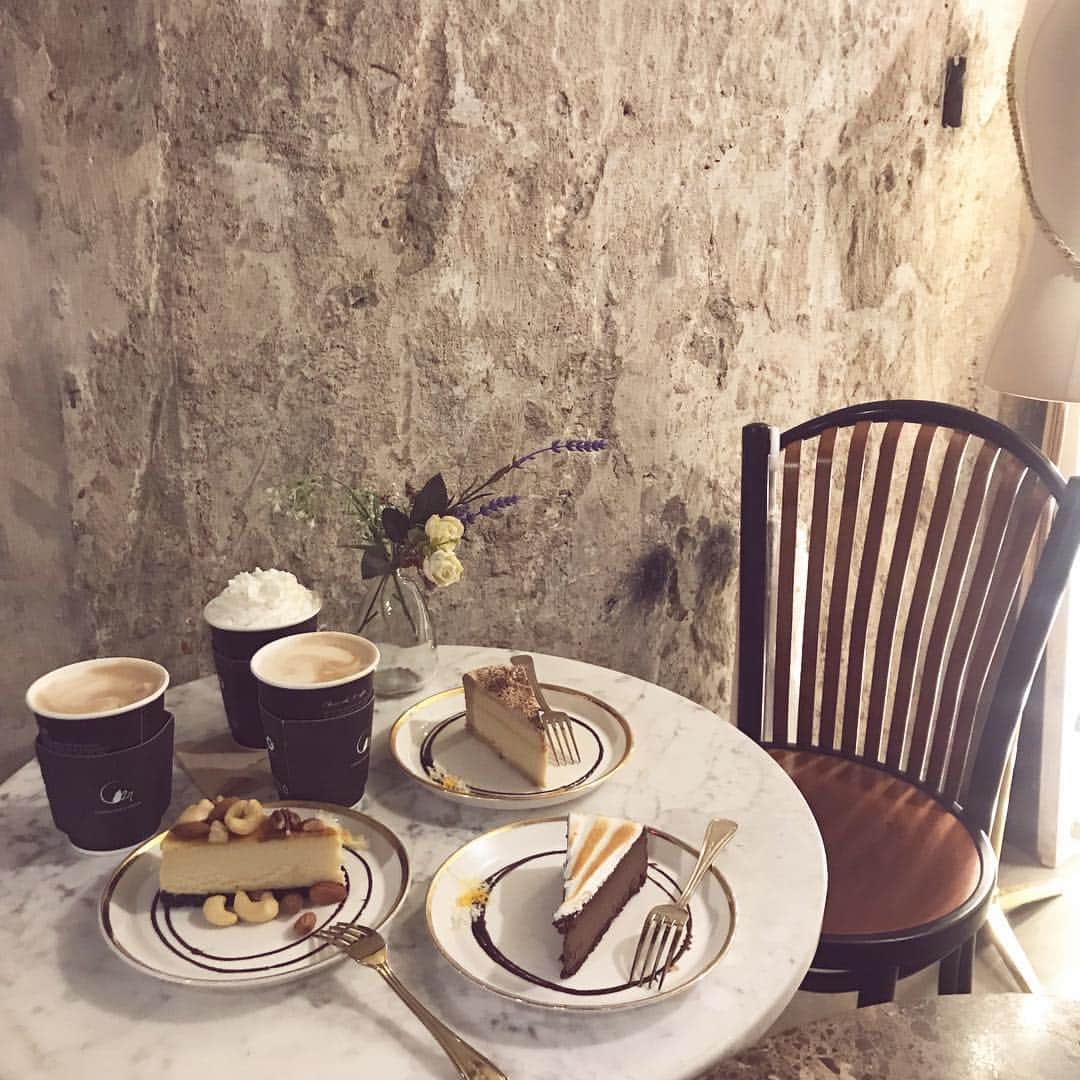 CONFIDENCE akinaのインスタグラム：「・ 2019.04.24-26 韓国旅行の続き♡ @27cheesecake  @spacecoffeeboy  1日目、枕が合わず一睡も出来なくて 2日目の夕方から私一人 ホテルで寝る始末😂 3人はその間に この2件のカフェ巡りしてたみたい. 行ってないけど載せる私← 元気があれば行きたかったし 食べたかった😭 夜起きて仕入れには行ったよ← ・ ・ 旅行レポは以上です🇰🇷 ・ ・ ・ ・ #韓国旅行 #韓国 #韓国カフェ #韓国カフェ巡り #韓国ファッション #korea #カフェ #カフェ巡り #カフェ好き #café #cafe #オシャレカフェ #ソウルカフェ #カロスキル #社員旅行 #女子旅 #女子旅行 #旅行 #韓国グルメ #ケーキ #チーズケーキ #ケーキ好き」