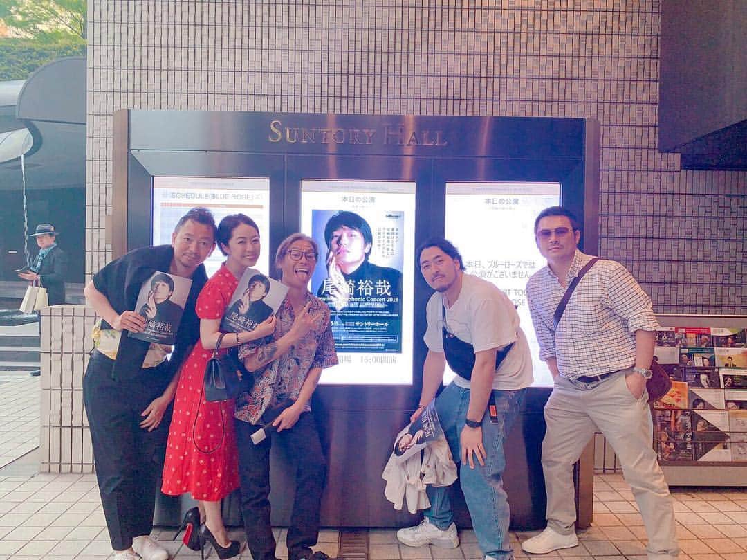 Yukari Imaiのインスタグラム：「G.W 2019の思い出♥️ Jinさんがパンフレットやポスターなどアートディレクションされた尾崎裕哉さんのコンサートへ行ってきました！ 尾崎豊さんの曲も沢山歌ってくれてすごく感動しました。 桂一さんは帰りの車の中で熱唱😂🚘 @jin_horii さん♥️ありがとうございました♥️ 楽しかった🥰 @hiroshi_tanabe  @karaagekouchan  @keiichinitta」