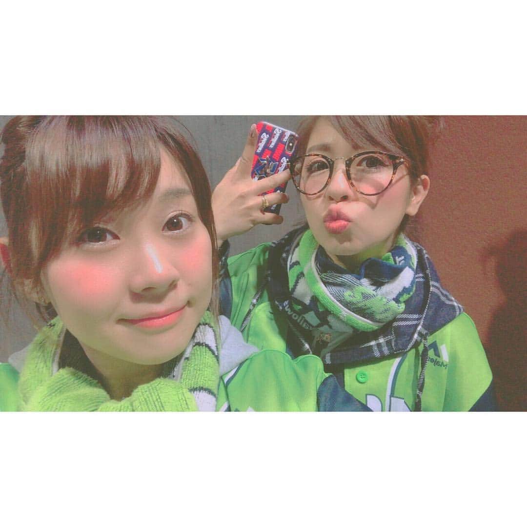 野崎鮎のインスタグラム：「大好きなゆうきちゃんと令和初神宮😊🤙 swallows勝利‼️ 最高な時間ありがとー💕 #すわほー #令和初 #神宮球場 #愛しい人 #大好きな場所 #love #thankyou #swallows #東京ヤクルトスワローズ #baseball  #bestfriend #happy #dayoff #gw #goodday #goodlife #goodtime」