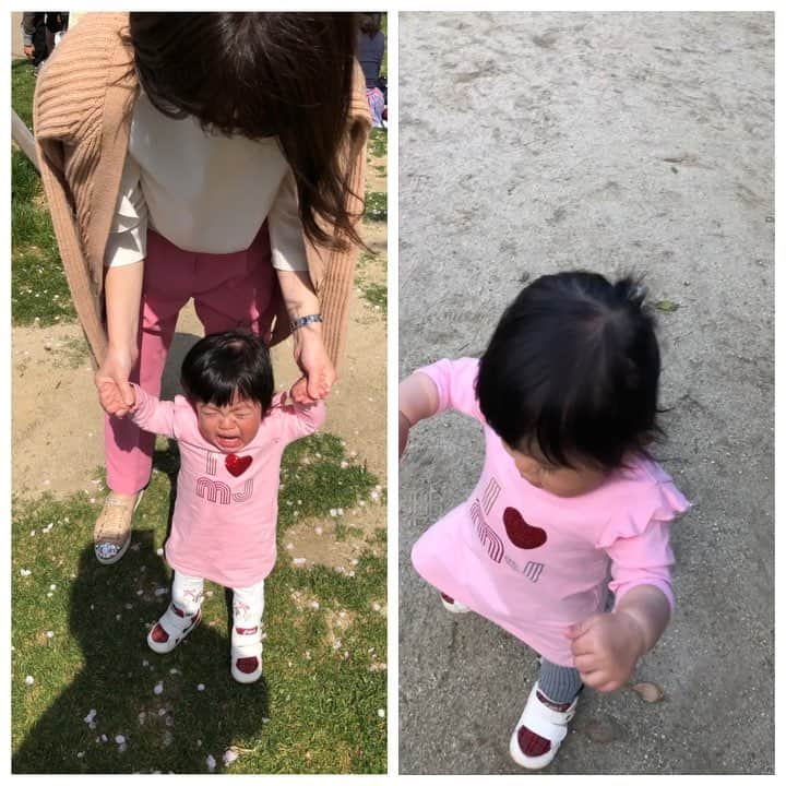 倉窪莉沙のインスタグラム：「* ゴールデンウィーク前半はこれまでと変わらず外で歩くことを嫌がっていたのに、後半には歩けるようになっていました👏🏻💮✨日々成長🥺💗 . #ママ時々アナウンサー #ママウンサー #ママ #ママスタグラム #女の子 #girl #女の子ママ #1歳 #4月生まれ #平成生まれ #成長記録 #コドモノ #ベビフル #コドモダカラ #ママリ #ママ撮 #コズレ #ファミリア #familiar #アシックス #asics #マークジェイコブス #marcjacobs #リトルマークジェイコブス #littlemarcjacobs #MJ #トッカバンビーニ #toccabambini #ゴールデンウィーク #GW」