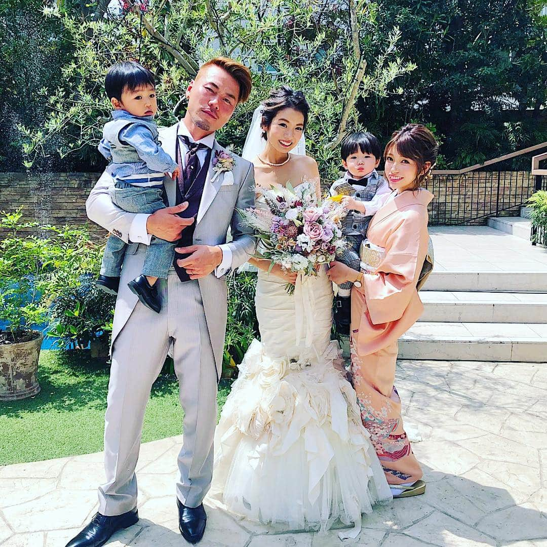 長谷川万射さんのインスタグラム写真 - (長谷川万射Instagram)「お姉ちゃんhappy wedding💒🌈 . 5月5日は大好きな大好きなお姉ちゃんの結婚式でした👰 . 一言でいうと… ほんっとに素晴らしすぎる式だった！ お姉ちゃんがたくさんこだわって準備してるのも知ってたから会場を見ただけで涙出た…笑 . お姉ちゃんらしい海っぽいさわやかな雰囲気でお姉ちゃんはほんとに海でキラキラ光るマーメイドみたいだった🧜🏻‍♀️✨ . ほんとにみんなの祝福がすごくて友達家族みんなが協力してお姉ちゃんたちを喜ばせようとしてるのが伝わってみんな自分のことのように嬉しそうだったり涙したり…そんな素敵な仲間に恵まれてお姉ちゃんたちは本当に幸せものだなぁと思いました💏💏 . お姉ちゃんは昔から私たち家族や兄弟のことをたくさん考えてくれていつも助けてくれて、それに毎回甘えすぎちゃってたくさん負担かけちゃっててほんとにごめんね、いつもありがとう。 . 自分のことより旦那さんのこと周りの人のことを考えてほんとに素敵なお嫁さんで私が男の人だったらお姉ちゃんお嫁に欲しいもん！ってくらい素敵な女性なの！！！！笑 . そんなお姉ちゃんの素敵な笑顔が絶えない最高に可愛くて最高に幸せそうなお姉ちゃんを見れてわたしもほんとに幸せでした😊😊 . 旦那さんも私のことも本当の妹みたいによくしてくれて、いつも家にお邪魔しちゃうけど何も嫌な顔せず一緒にお出掛けもしてくれてあいととも遊んでくれてとっても真っ直ぐな性格でツンツンしてもお姉ちゃんのこと大好きなのはいつも見ててわかるから安心してお姉ちゃんを託せます🤔(何様) お姉ちゃんのこの素敵な笑顔をこれからも絶やさないで家族みんなで素敵な家庭をこれからも作り続けて行ってね🌸🌸 . 私はこれからもお姉ちゃんが困ったり悩んだりしたらすぐに飛んでいくしいつまでもお姉ちゃんの1番の味方だよ❤︎ もっともっと頼れる妹になれるように頑張るから💪🏻 . お姉ちゃんしょうやくん本当に本当におめでとう。こんな素敵な時間をありがとう！！！！ そしてお姉ちゃんたちのために祝ってくれた皆様ほんとにありがとうございました🌼🌼 . これからも暖かく見守ってあげてください✨ . 私のお姉ちゃんに生まれて来てくれてありがとう！そして私たちを産んでくれたお母さんお父さんにまやも改めて感謝です💏だいすき💏 . . #happywedding  #お姉ちゃんのこと溺愛する妹より #💒👰💍 笑」5月6日 22時50分 - mayanyam712