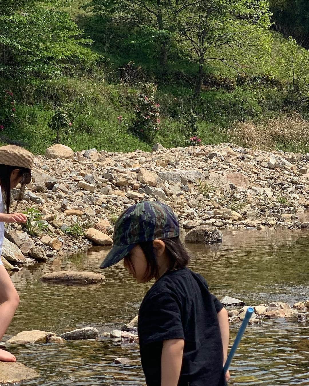 堀江直美さんのインスタグラム写真 - (堀江直美Instagram)「楽しかったGWも終わるー！ * こどもの日は毎年恒例の両家のいとこたちと大集合してデイキャンプ🏕 * 日焼けで体が火照り日が暮れるまで思いっきり遊びました👏🏻 * 家族で @hiand_official のTシャツを👕⇦受注販売は明日中迄です * 家族やお友達と過ごして最高に充実していた時間❤️結婚式もあったりで久しぶりに会えた人もいたし思い出の場所にも行くことができました✨ * そして母としては達成感も。笑 * #GW#ゴールデンウィーク#daycamp#デイキャンプ#HIAND#littlehiand#親子コーデ#親子リンク#コーディネート#日々のこと#ママライフ#子育て#家族時間#familylife#hnbfashion#가족#딸#데일리룩#お疲れ様でした」5月6日 22時29分 - naomiiiiiiiiiiii