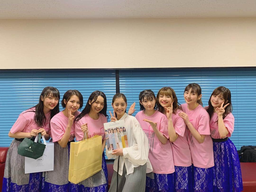 新木優子さんのインスタグラム写真 - (新木優子Instagram)「Juice=Juice CONCERT TOUR 2019 〜JuiceFull!!!!!!!〜 観に行かせて頂きました♡! もう始まる前からなんかドキドキなステージング!だって舞台の上に何もステージがなくて!どんなライブになるのかなぁとワクワクドキドキしていたら７人が現れて☺️ juice＝juiceさんのライブは何度か行かせていただいてますが、今回のライブではjuice＝juiceツアーでも初めて!メドレーを披露していたんですけどそのメドレーが！さいっこうで🤤♡ 可愛い楽曲とカッコイイセクシーな楽曲が交互にくるんです!そんなのもうたまらないんです！私のjuice=juiceさんの大好きなところはそれぞれの自分の魅せ方なんですけど、、表情が全然違うからああ可愛い、かっこいい、、🤤なんて思いながら見てるうちにあっという間に終わってしまって‼︎楽しかったなぁ✨ そして会場の盛り上がりもすごくて私も大好きなFiesta!Fiesta!で会場の皆さんと叫ぶのが楽しくて、、ずっとfiesta!していたかったなぁ😢  はい。 充実のGWレポートでした✍🏻。笑」5月6日 22時31分 - yuuuuukko_