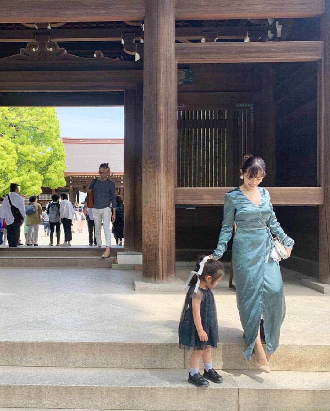 小田切恵子さんのインスタグラム写真 - (小田切恵子Instagram)「#ＧＷ 『令和』になりすぐに出席させて頂いた結婚式⛩🌿👘 明治神宮ということもあり、感慨深い気持ちになりました。 これからも平和で子供達が健やかに成長していける日本でありますように。 ・ とても良い天気に素敵な式に景色。 挙式前に境内を散策し、手を引いてくれて優しい一面。 神前まで進む参進も一緒に。 また、明治記念館の素敵な中庭にテンションが上がり… とにかく走りたい💨体勢が本気なkoniでした。w ・ 最近写真嫌いなkoniがいなくなってしまうものだから…夫婦写真にもなりました🎞 これもまた思い出。 ・ #やっぱり結婚式って感動 #明治神宮 #明治記念館 #令和元年 #5月5日 #happywedding」5月6日 22時31分 - keikoodagiri101