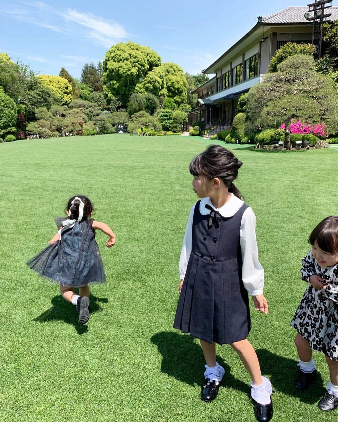小田切恵子さんのインスタグラム写真 - (小田切恵子Instagram)「#ＧＷ 『令和』になりすぐに出席させて頂いた結婚式⛩🌿👘 明治神宮ということもあり、感慨深い気持ちになりました。 これからも平和で子供達が健やかに成長していける日本でありますように。 ・ とても良い天気に素敵な式に景色。 挙式前に境内を散策し、手を引いてくれて優しい一面。 神前まで進む参進も一緒に。 また、明治記念館の素敵な中庭にテンションが上がり… とにかく走りたい💨体勢が本気なkoniでした。w ・ 最近写真嫌いなkoniがいなくなってしまうものだから…夫婦写真にもなりました🎞 これもまた思い出。 ・ #やっぱり結婚式って感動 #明治神宮 #明治記念館 #令和元年 #5月5日 #happywedding」5月6日 22時31分 - keikoodagiri101