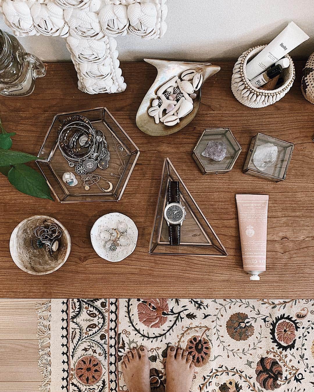 Manamiのインスタグラム：「Jewelry storage💍 質問コーナーで質問多かったジュエリーの収納はこんなん💁🏽‍♀️ よく使うものはトレーにポイ💕 あまり使わないものとか 埃の溜まりやすいサングラスは 引き出しにしまってあります💁🏽‍♀️ ㅤ glastray @urbanoutfittershome bracelet @alexandani watch @breitling_japan @breitling rings いろいろ #マナシカの家」