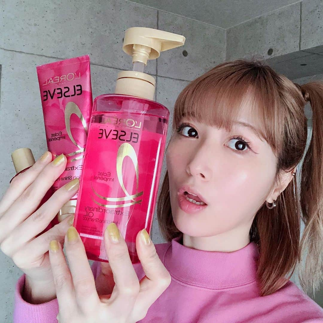 はりーさんのインスタグラム写真 - (はりーInstagram)「ねえねえ！聞いて〜😆 私はいまロレアル愛用中🧠👛 匂いも上品なローズの香りで この3点セット使うと ふわふわサラサラ髪だよ🦱💕 髪の毛からいい匂いするのって 気分もいいし女子の特権🌹🎀 サラツヤ目指そう💓 ちなみに私はブリーチ3回してる😅 でもツヤツヤって褒められるよ🌸⤴︎ #ロレアルパリ#ロレアル  #シャンプー#リンス #lorealparis#白雪のいる生活」5月6日 22時34分 - kirarin_harry_official