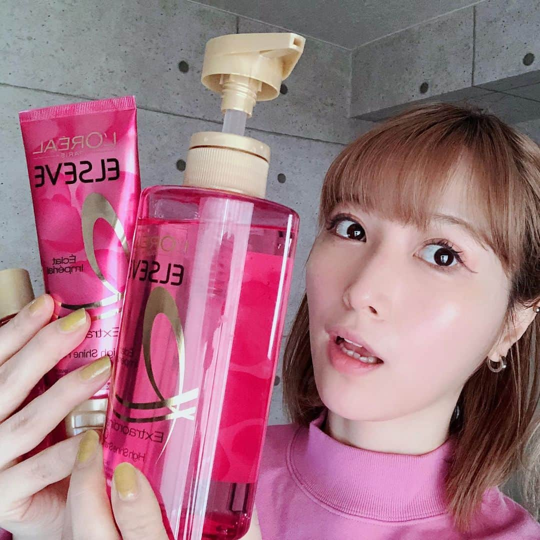 はりーさんのインスタグラム写真 - (はりーInstagram)「ねえねえ！聞いて〜😆 私はいまロレアル愛用中🧠👛 匂いも上品なローズの香りで この3点セット使うと ふわふわサラサラ髪だよ🦱💕 髪の毛からいい匂いするのって 気分もいいし女子の特権🌹🎀 サラツヤ目指そう💓 ちなみに私はブリーチ3回してる😅 でもツヤツヤって褒められるよ🌸⤴︎ #ロレアルパリ#ロレアル  #シャンプー#リンス #lorealparis#白雪のいる生活」5月6日 22時34分 - kirarin_harry_official